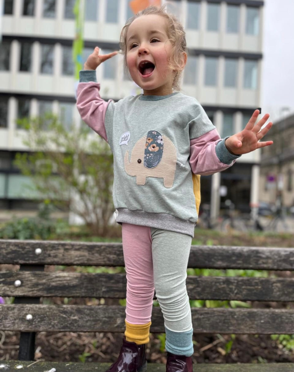 Oversized Sweater | Applikation Elefant | Color Blocking