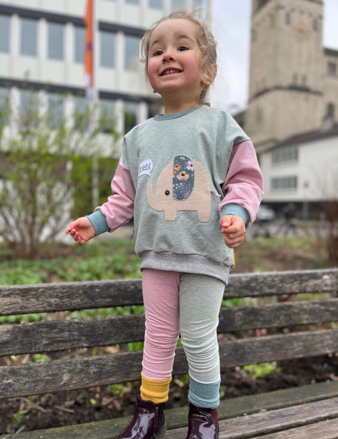 Oversized Sweater | Applikation Elefant | Color Blocking