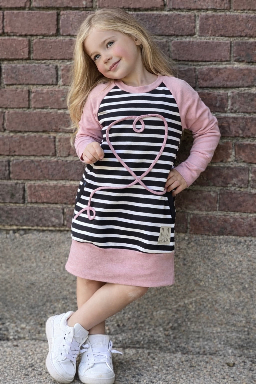 Handgemachtes Sweatkleid für Mädchen – mitwachsend, bequem & zeitlos