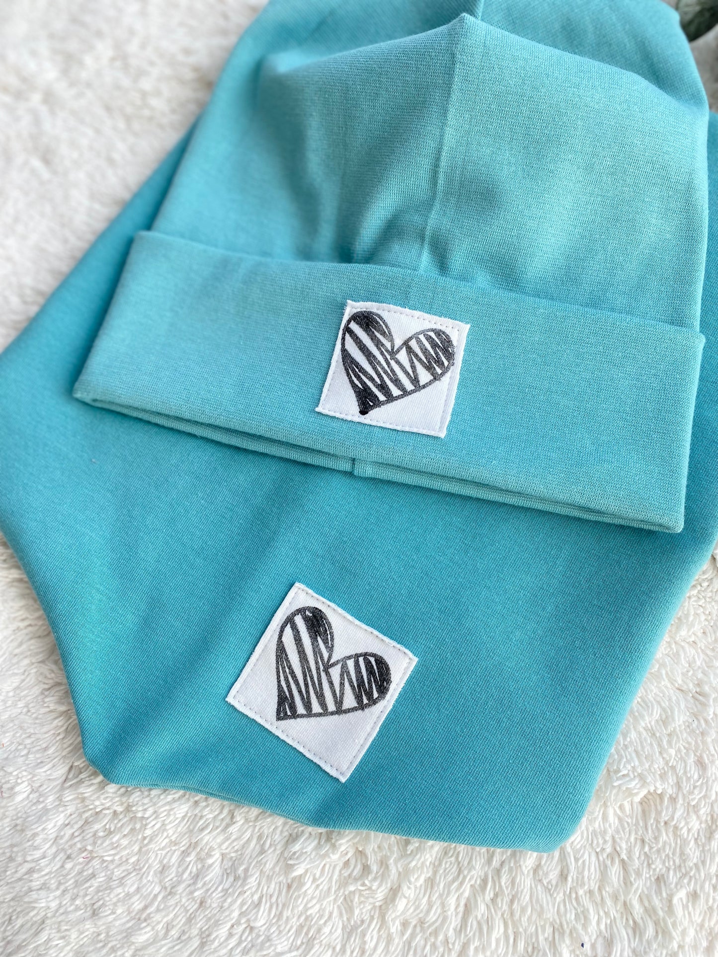 Dein Design | Hipster Beanie | Used-Look Label Herz | Dreieckloop | Uni Farben