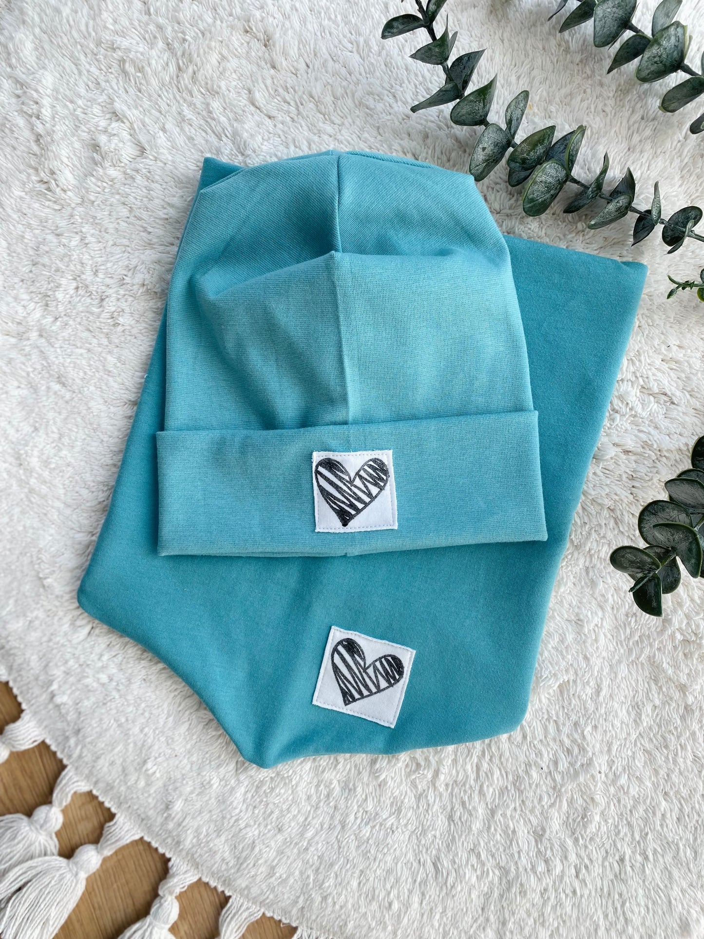 Dein Design | Hipster Beanie | Used-Look Label Herz | Dreieckloop | Uni Farben