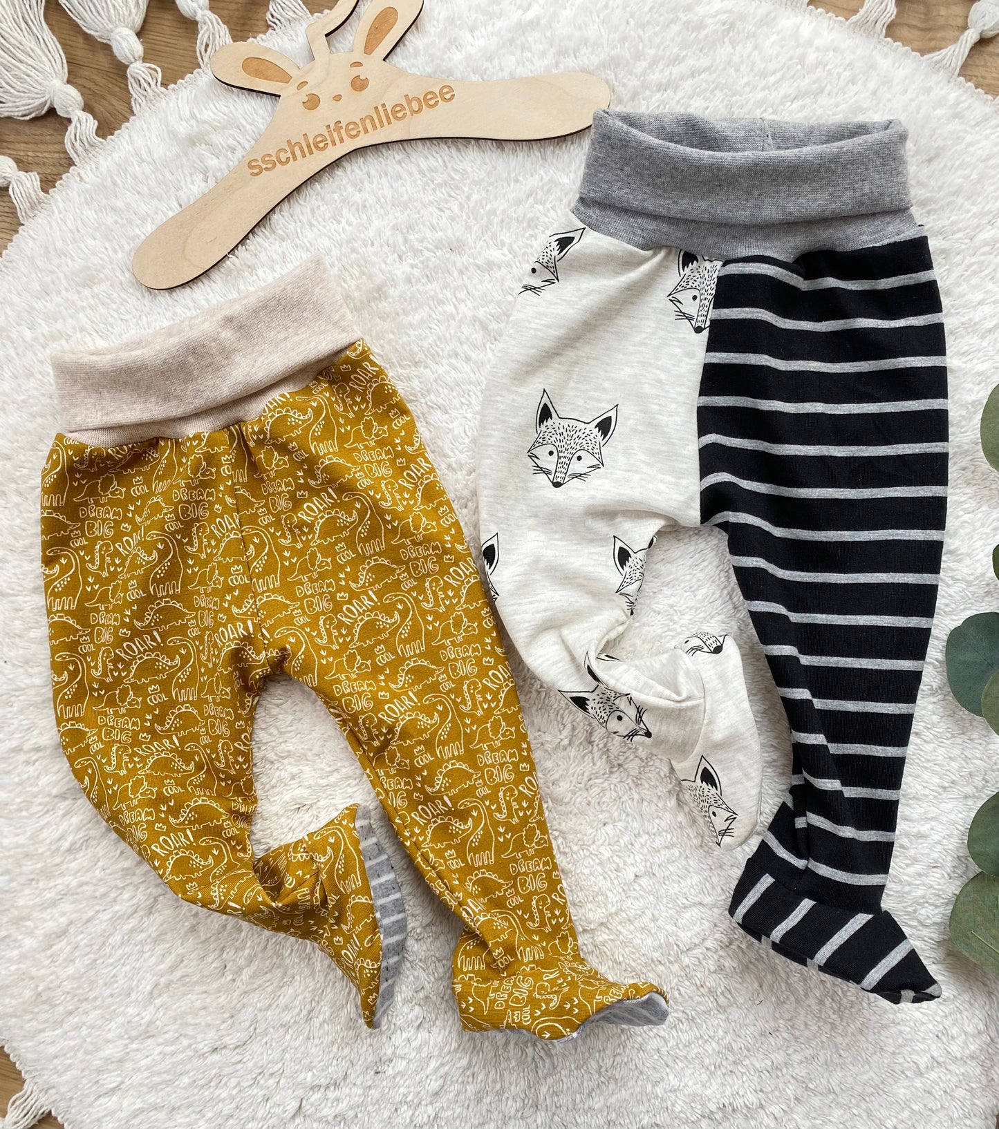 SURPRISE | RECYCLING | Hose mit Füßen | Babyhose mit Umschlagbund zum mitwachsen