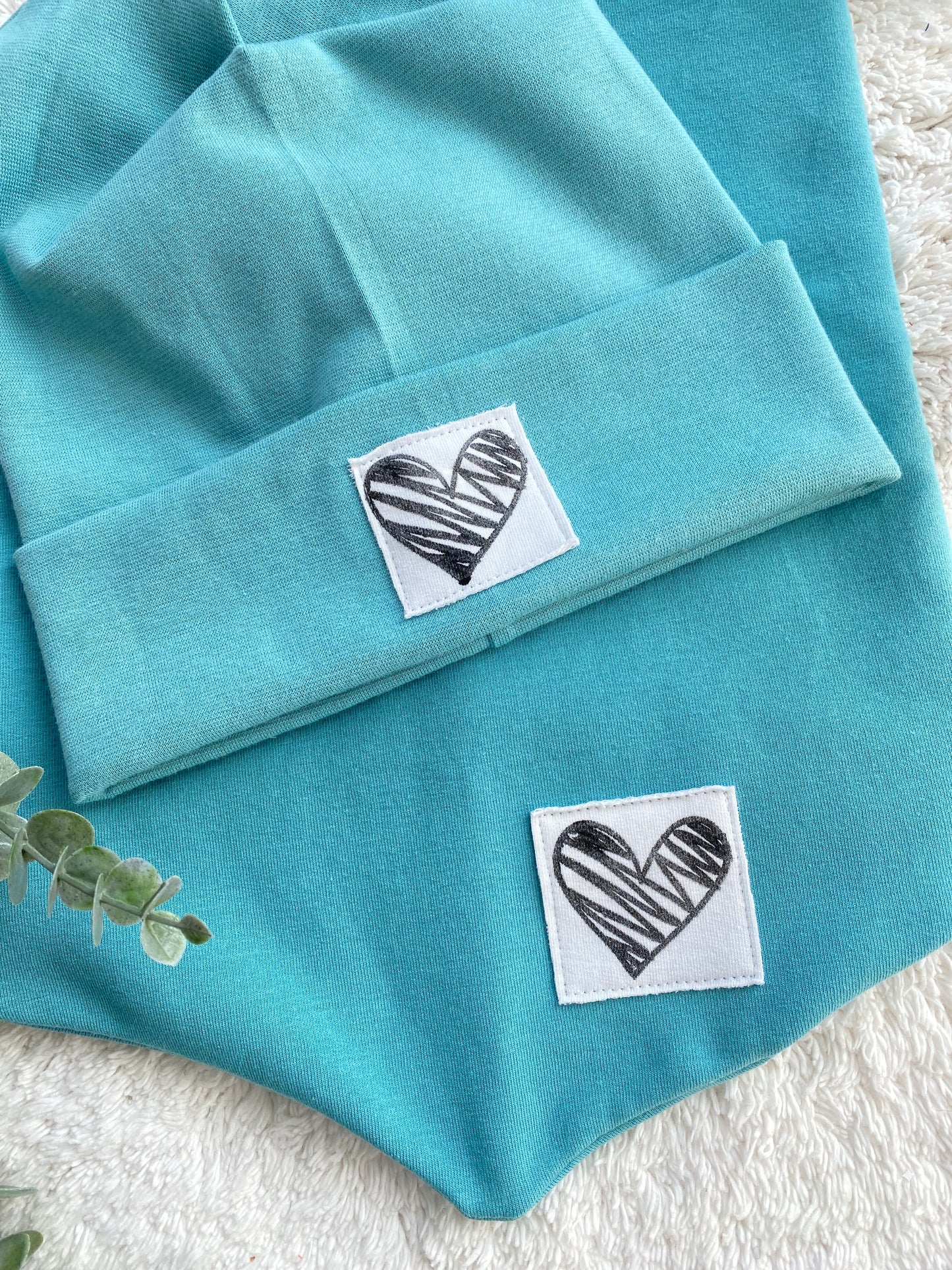 Dein Design | Hipster Beanie | Used-Look Label Herz | Dreieckloop | Uni Farben