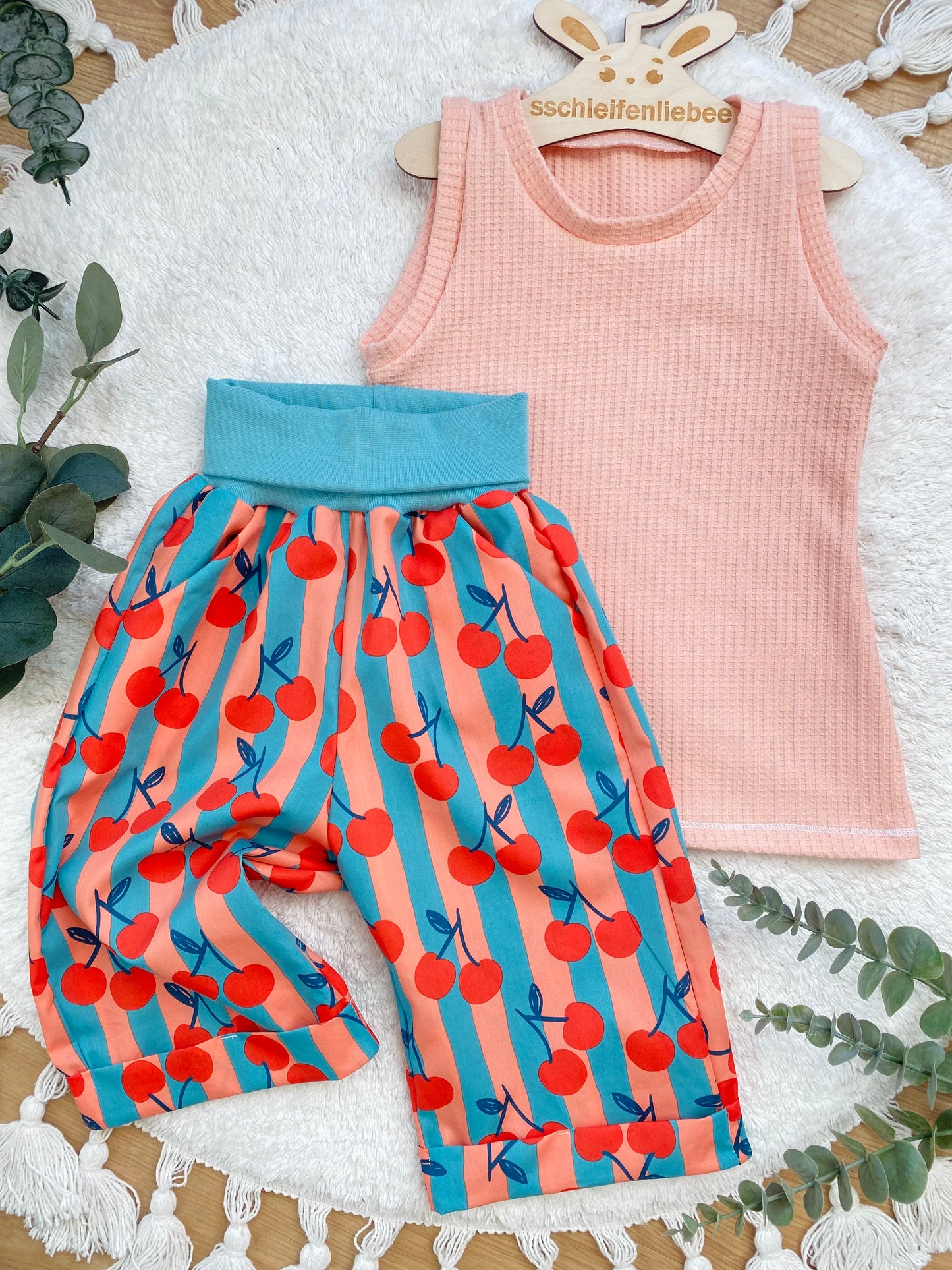 Kinderhose Culotte Cherry Print – Weite Sommerhose mit Streifen & Kirschen aus leichter Baumwolle