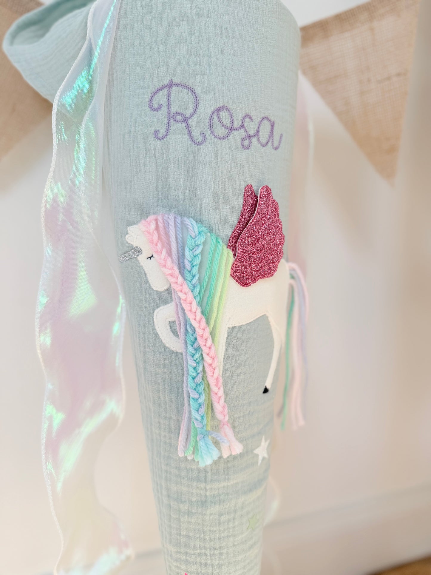 Musselin Schultüte 70 cm | Einhorn mit Flügeln | Pegasus | Regenbogenmähne | Holographisches Schleifenband | Kissen Inlett