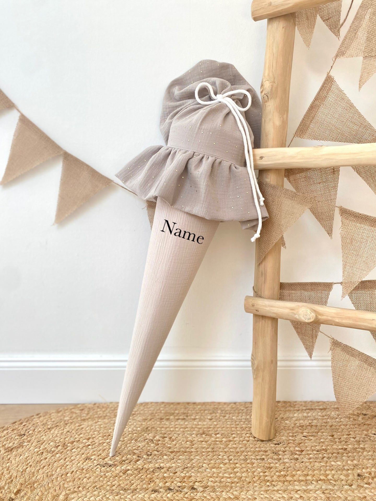 Dein Design | Musselin Schultüte mit Rüsche 70 cm | goldene Punkte/Unifarben | Vorname