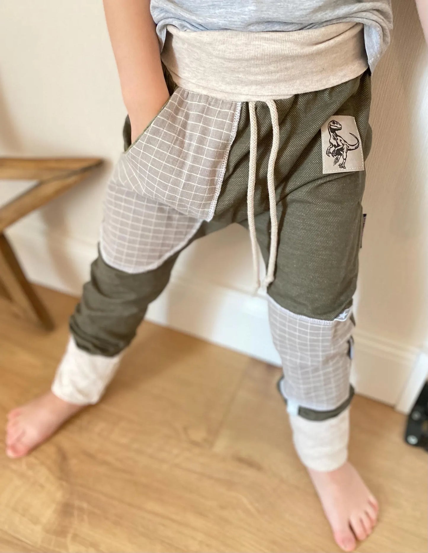 Regular Fit Jogger | Frei wählbares Dino Label