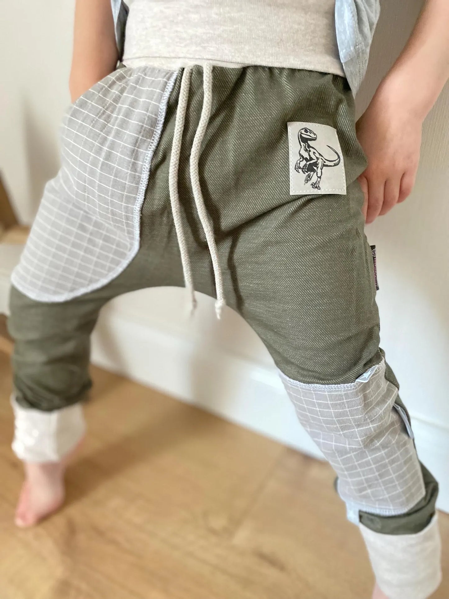 Regular Fit Jogger | Frei wählbares Dino Label