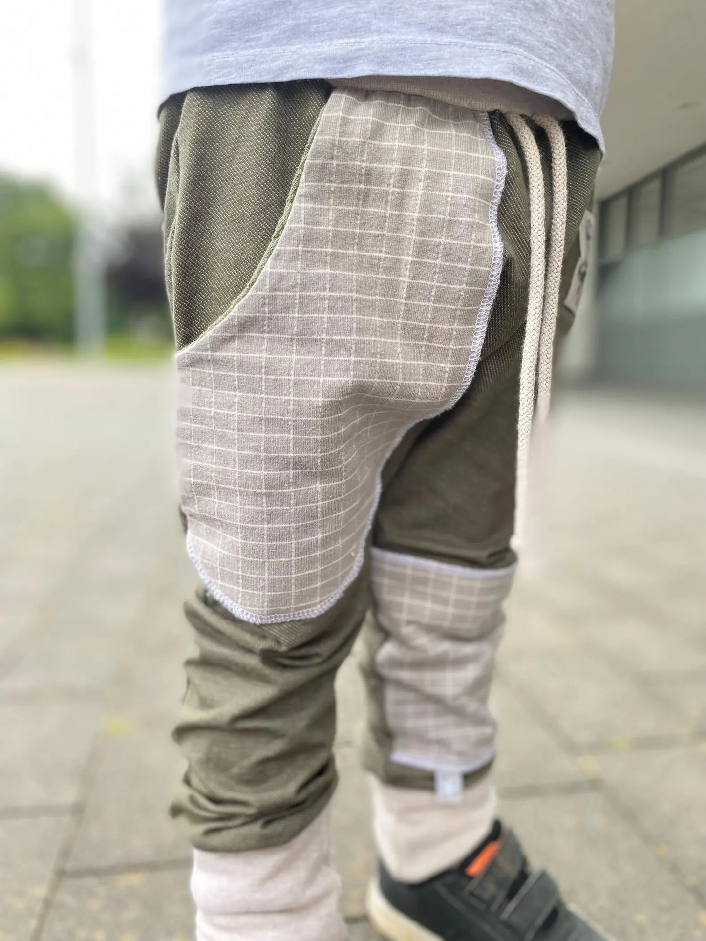 Regular Fit Jogger | Frei wählbares Dino Label