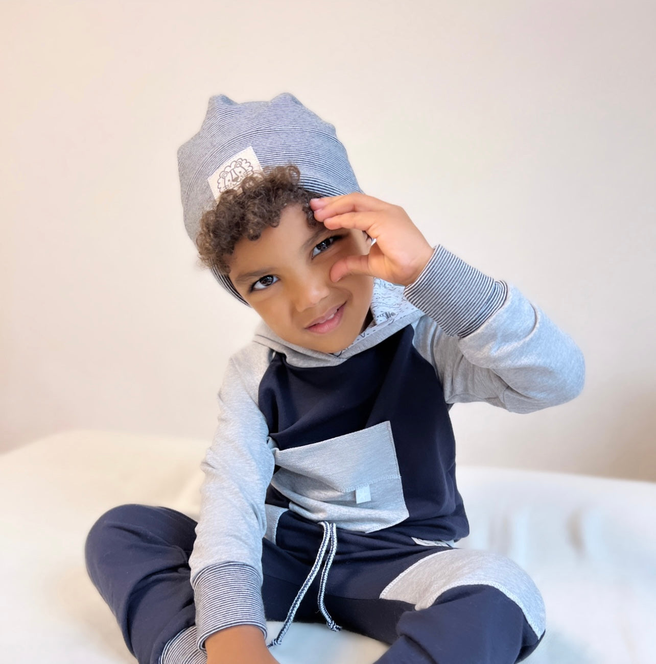 Raglan Hoodie mit Zwergenkapuze