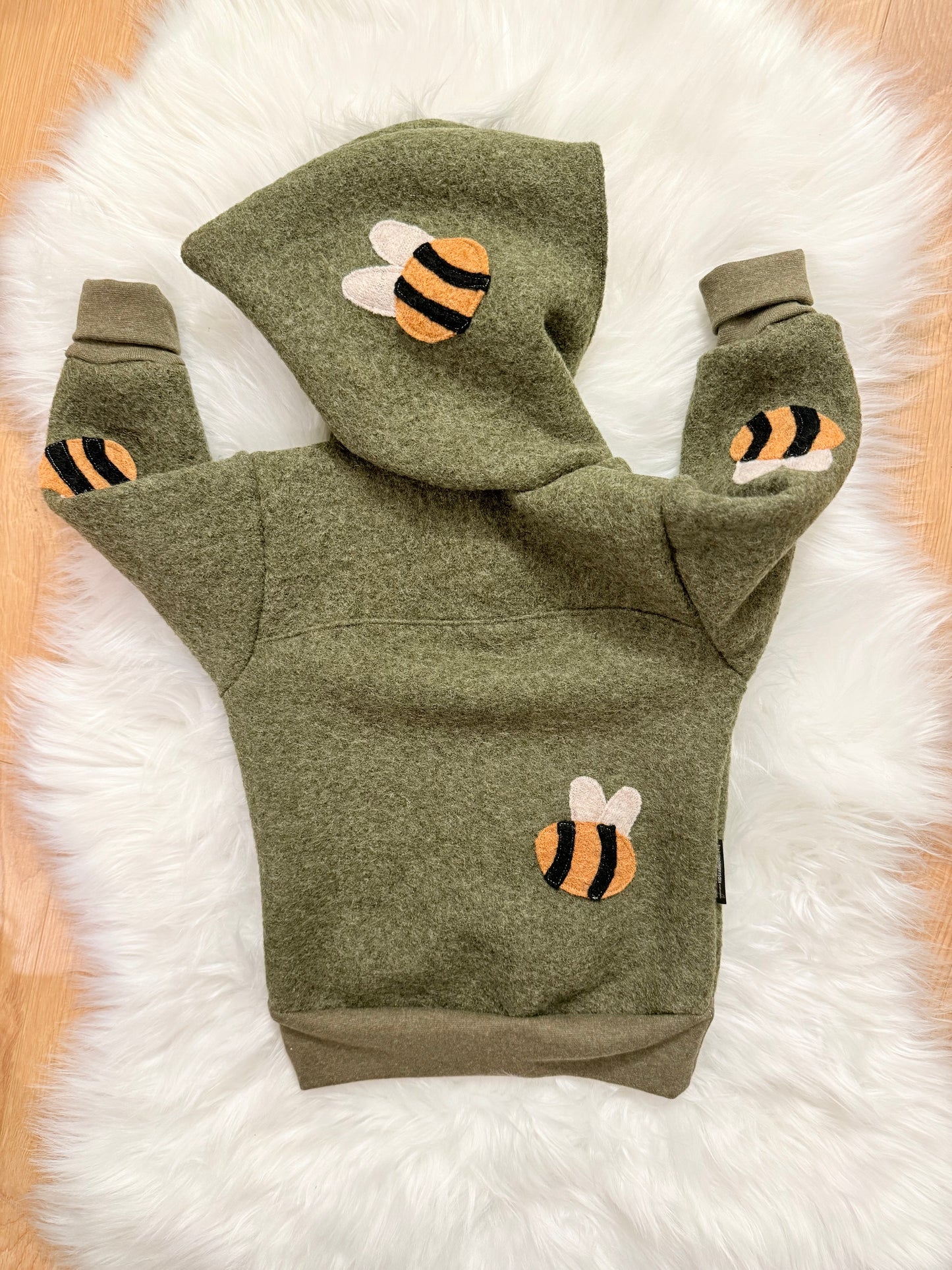 Windbreaker Geschichtenerzähler "Die Bienen und der Fliegenpilz" | Wollwalk | 100% Schurwolle