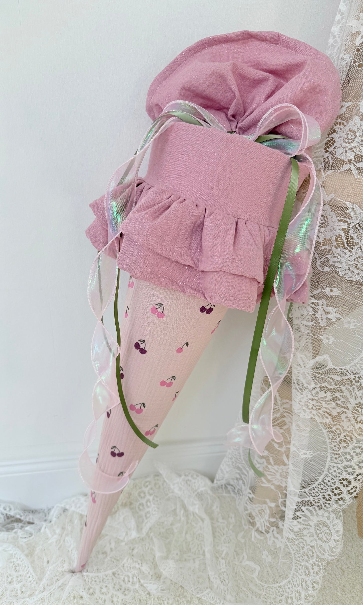 Musselin Schultüte Kirsche mit Rüsche für Mädchen 70cm, inklusive Rohling, optional mit Inlett Kissen | Schultüte aus Stoff