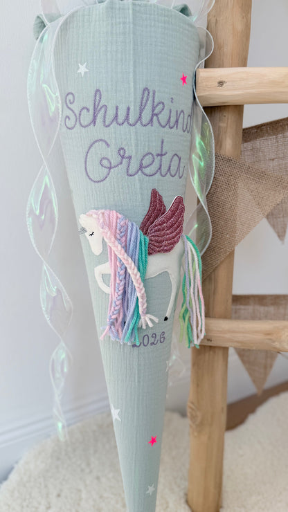 Musselin Schultüte 70 cm Großschrift „Schulkind“ Personalisiert | Einhorn mit Flügeln | Pegasus | Regenbogenmähne | Holographisches Schleifenband | Kisseninlett