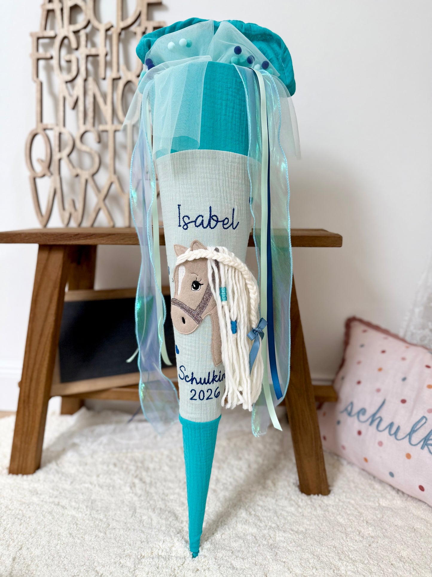 Musselin Schultüte 70 cm Türkis für Mädchen mit Pferd | Haflinger – personalisiert inkl. Rohling optional mit Inlett Kissen, Pompon-Tüllschleife | Schultüte aus Stoff