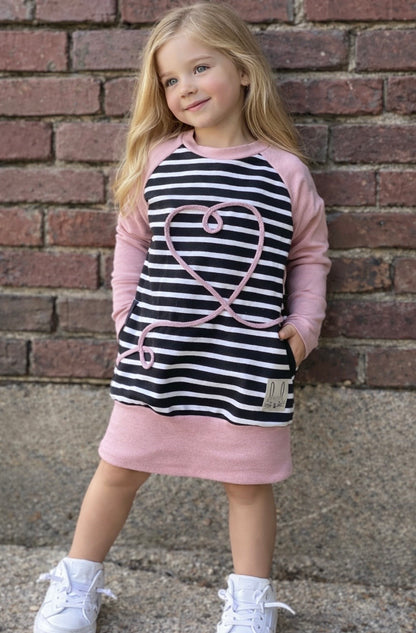 Handgemachtes Sweatkleid für Mädchen – mitwachsend, bequem & zeitlos