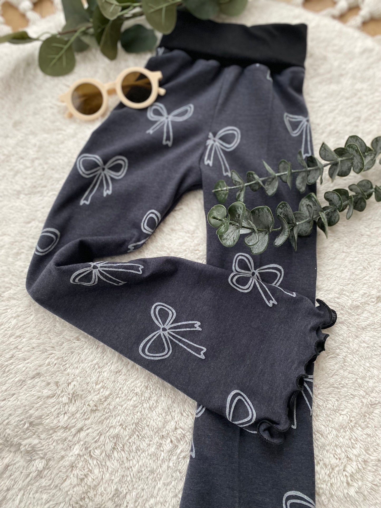 Flared Leg | Schlaghose mit Rollsaum | Glitzer Schleifen | Skinny Fit