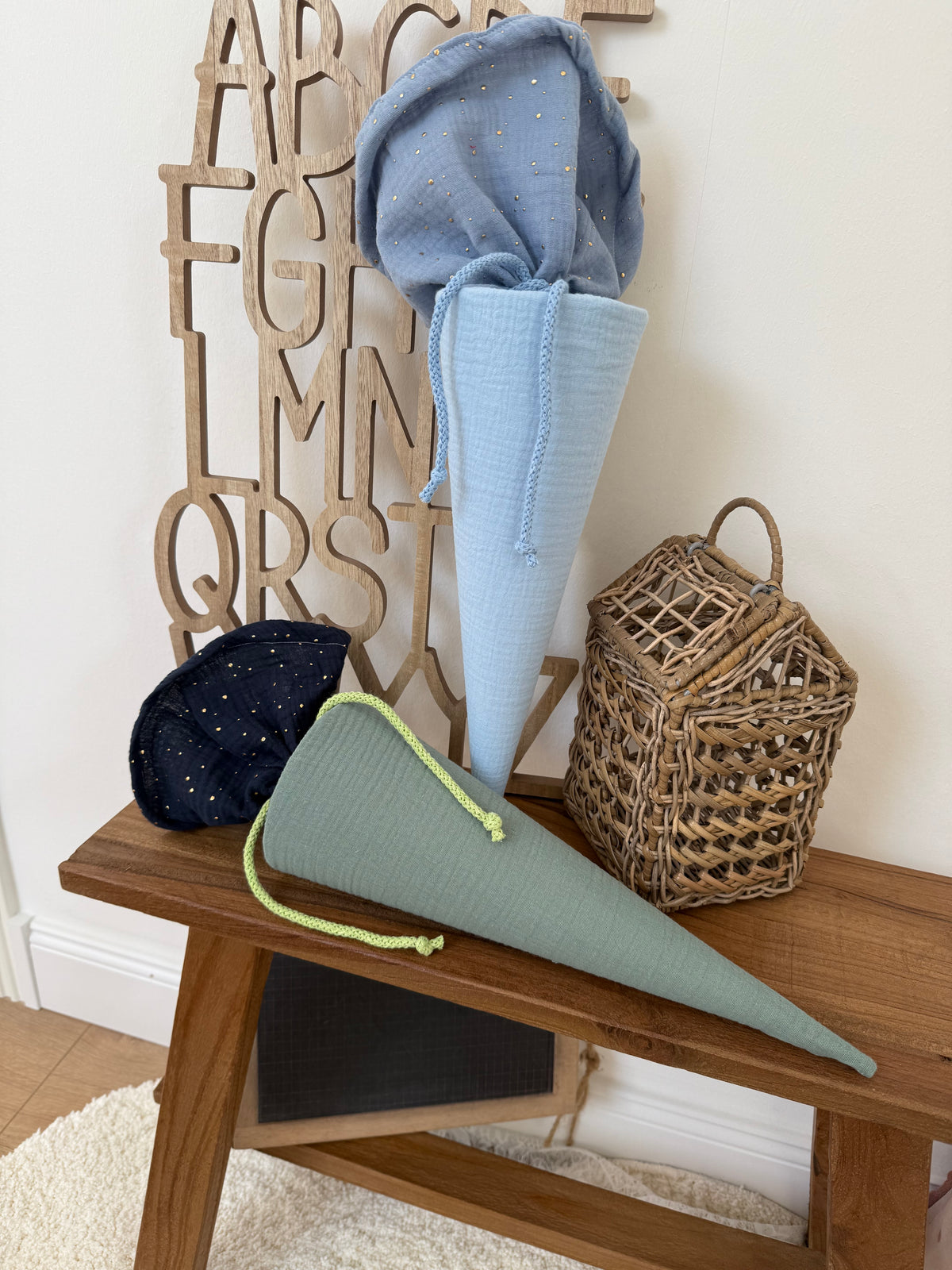 Kleine Musselin Stoffschultüte 35 cm – Kita- & Geschwistertüte, individuelle Farbwahl, personalisierbar, goldene Punkte für Jungen und Mädchen