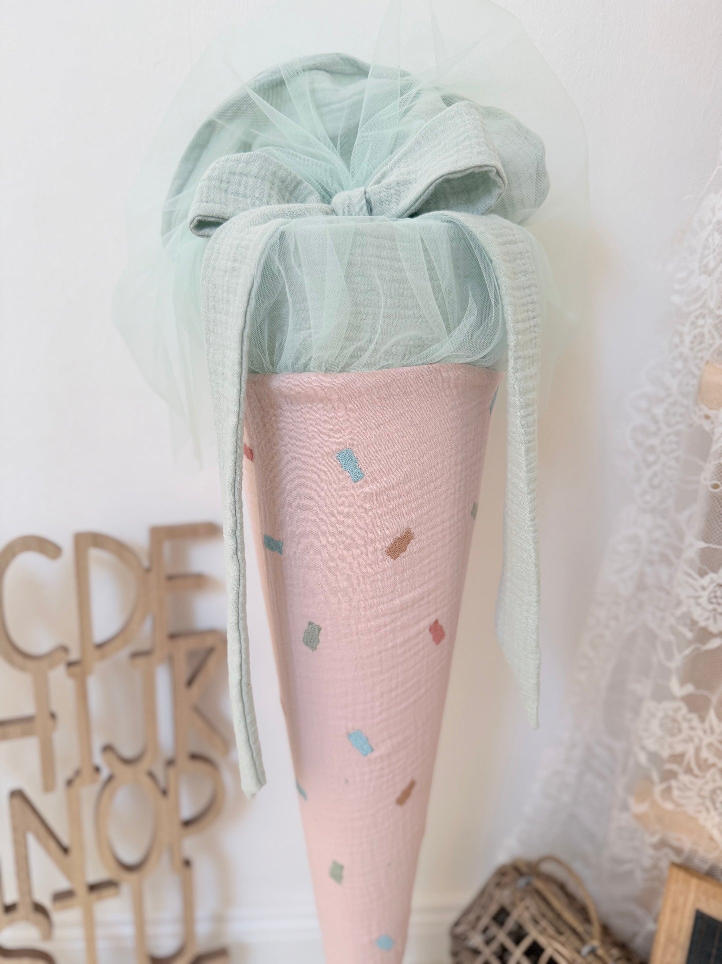 Musselin Schultüte Zucker-Bären mit Rüsche für Mädchen 70cm, inklusive Rohling, optional mit Inlett Kissen | Schultüte aus Stoff