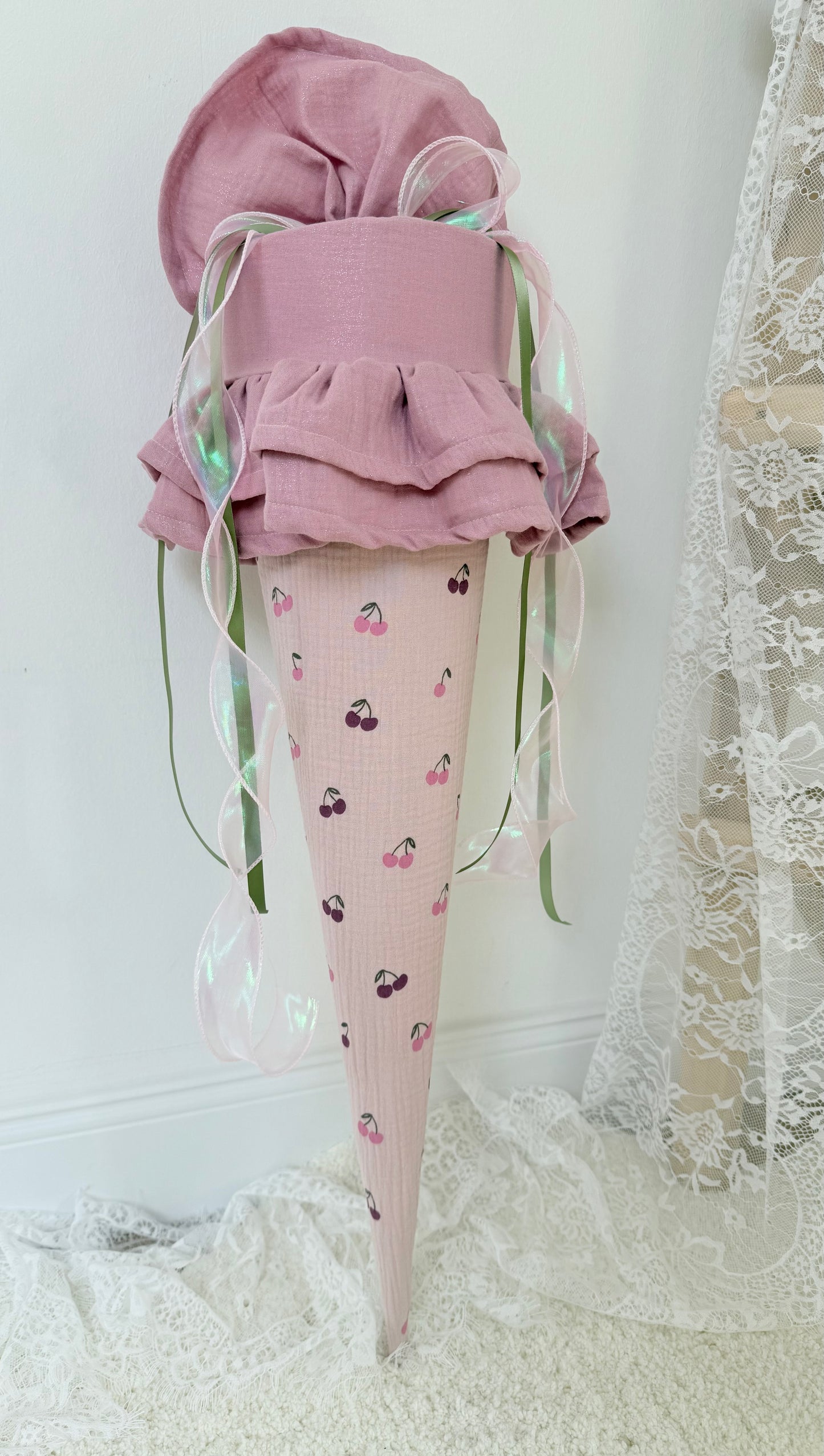 Musselin Schultüte Kirsche mit Rüsche für Mädchen 70cm, inklusive Rohling, optional mit Inlett Kissen | Schultüte aus Stoff
