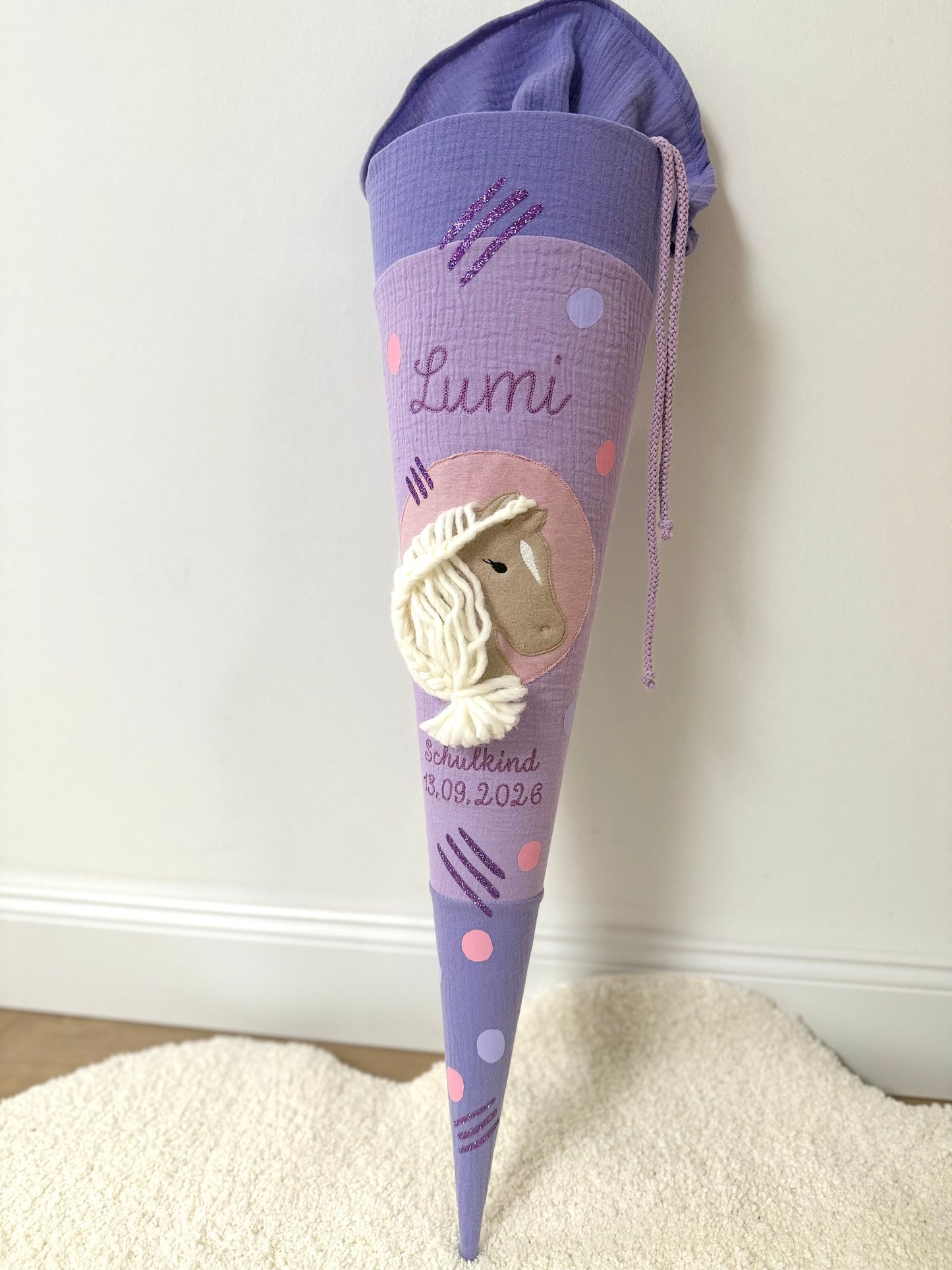 Lila Musselin Schultüte für Mädchen mit Pferd & Pompon Tüllschleife | Haflinger – personalisiert inkl. Rohling optional mit Inlett Kissen | Schultüte aus Stoff