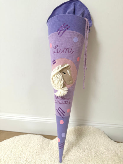Lila Musselin Schultüte für Mädchen mit Pferd & Pompon Tüllschleife | Haflinger – personalisiert inkl. Rohling optional mit Inlett Kissen | Schultüte aus Stoff