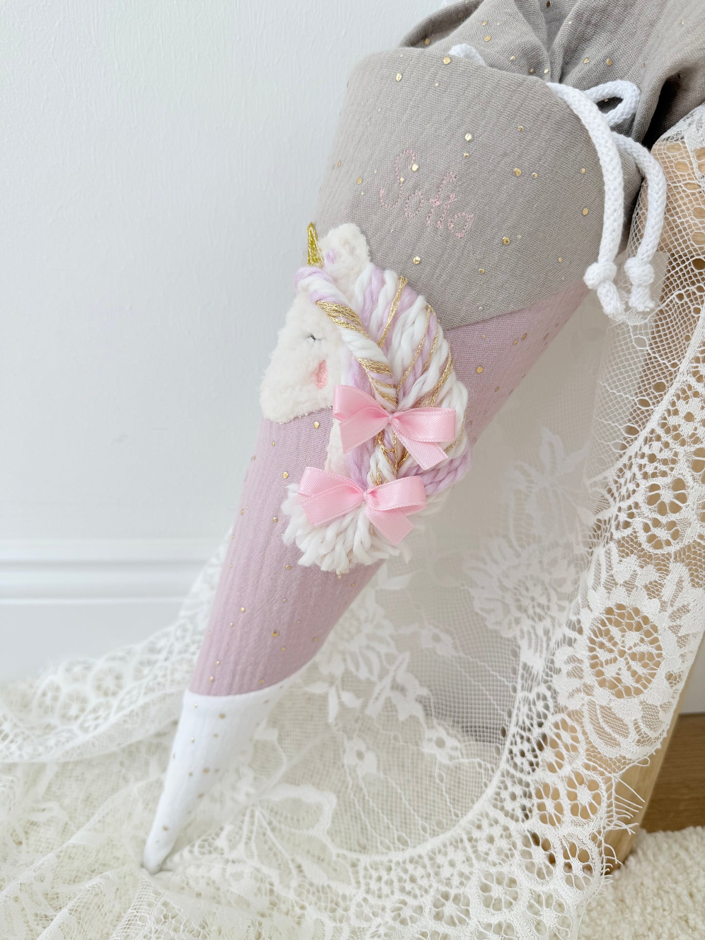Musselin Kita- & Geschwistertüte 35 cm, Bonbon Design mit Wuschelkopf-Einhorn, goldenen Punkten, optional mit Inlettkissen