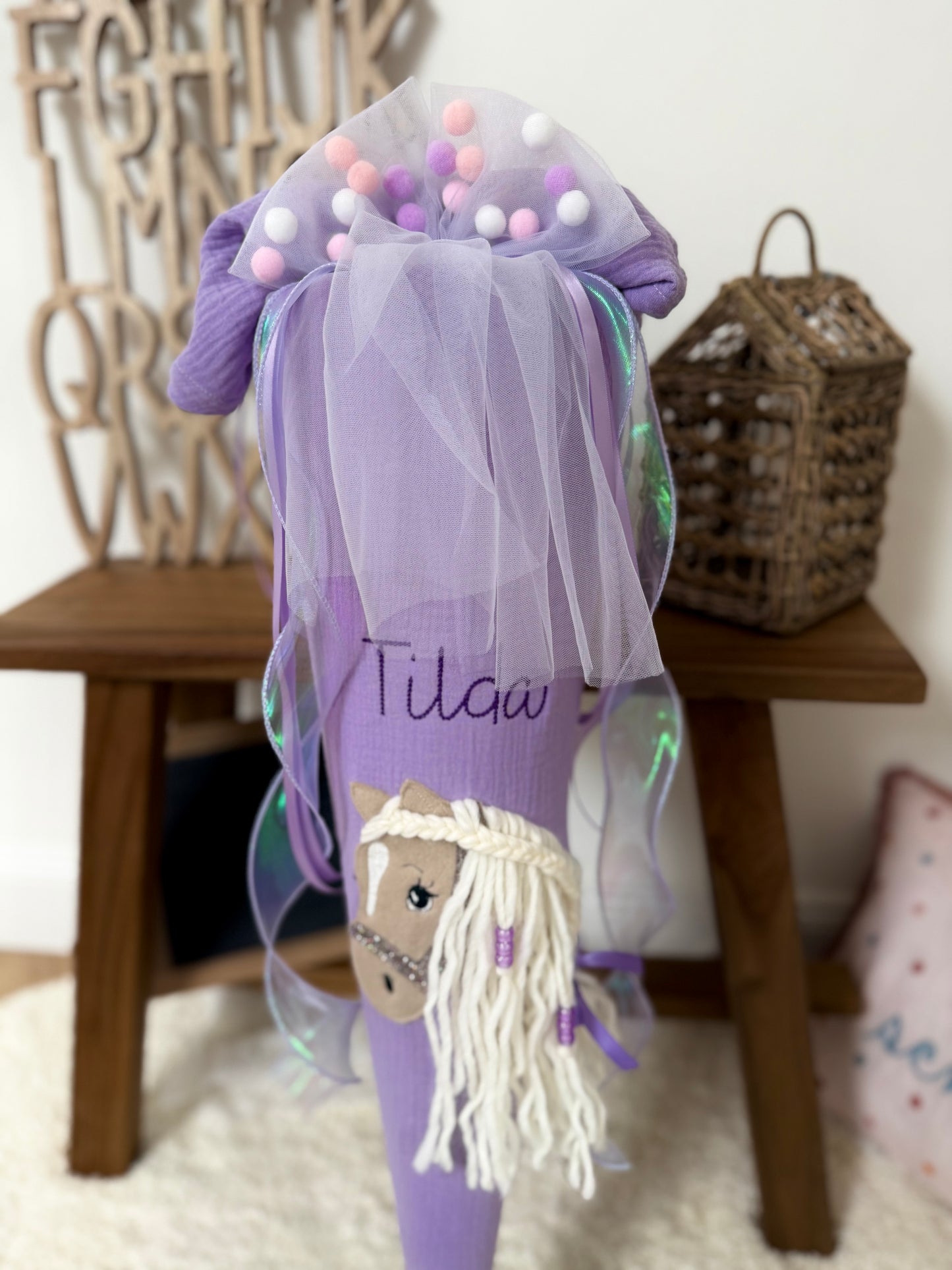 Musselin Schultüte 70 cm Lila für Mädchen mit Pferd | Haflinger – personalisiert inkl. Rohling optional mit Inlett Kissen, Pompon-Tüllschleife | Schultüte aus Stoff