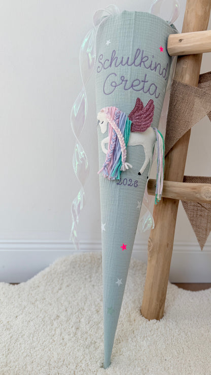 Musselin Schultüte 70 cm Großschrift „Schulkind“ Personalisiert | Einhorn mit Flügeln | Pegasus | Regenbogenmähne | Holographisches Schleifenband | Kisseninlett
