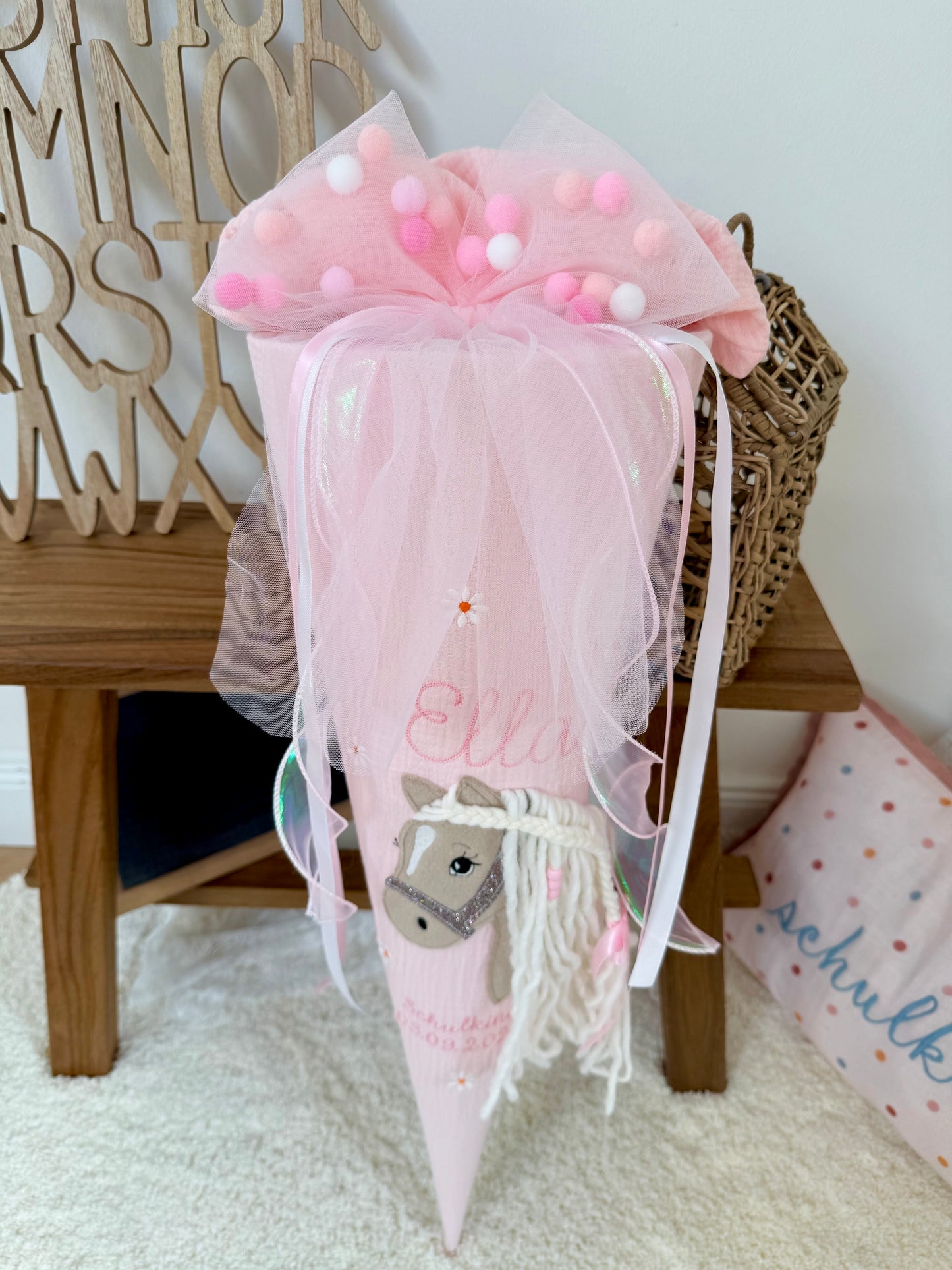 Musselin Schultüte 70 cm Babyrosa  für Mädchen mit Pferd & Gänseblümchen | Haflinger – personalisiert inkl. Rohling optional mit Inlett Kissen, Pompon-Tüllschleife | Schultüte aus Stoff