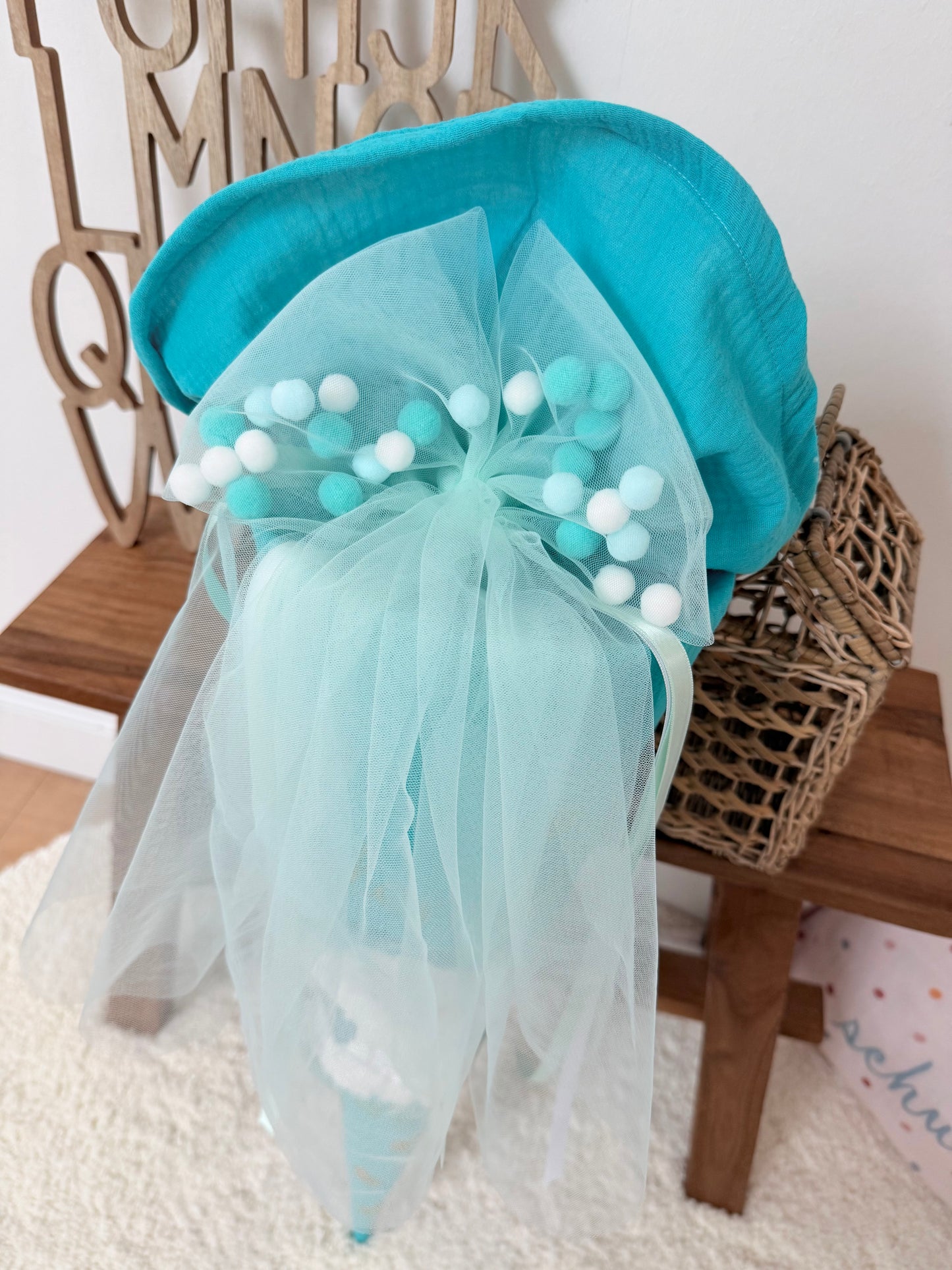 Musselin Schultüte 70 cm Türkis weißer Hund, Welpe zur Einschulung für Mädchen, optional mit Pompon-Tüllschleife und Kisseninlett