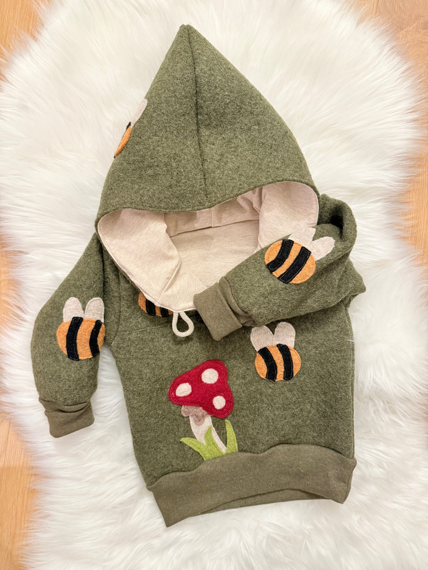 Windbreaker Geschichtenerzähler "Die Bienen und der Fliegenpilz" | Wollwalk | 100% Schurwolle
