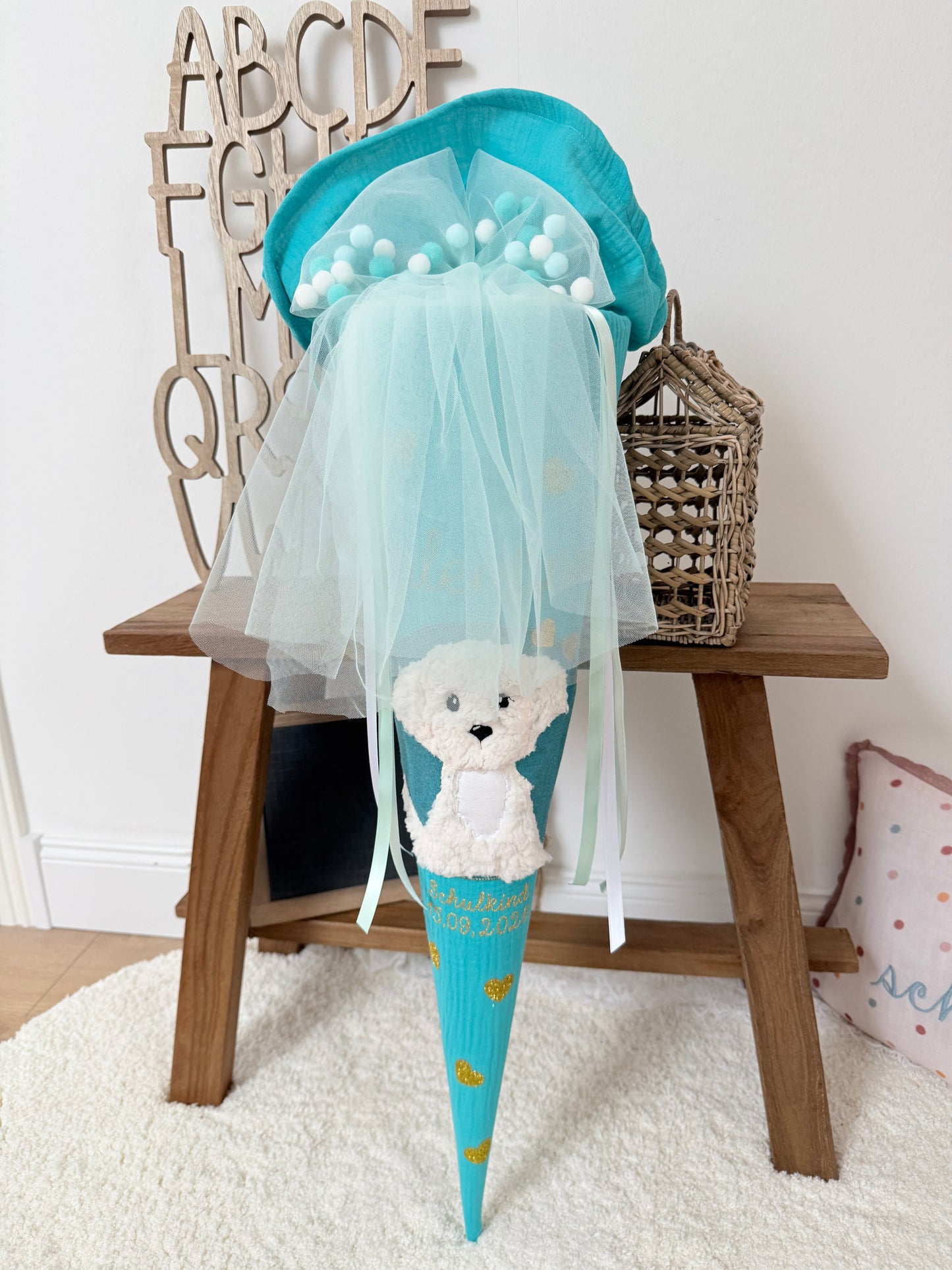 Musselin Schultüte 70 cm Türkis weißer Hund, Welpe zur Einschulung für Mädchen, optional mit Pompon-Tüllschleife und Kisseninlett