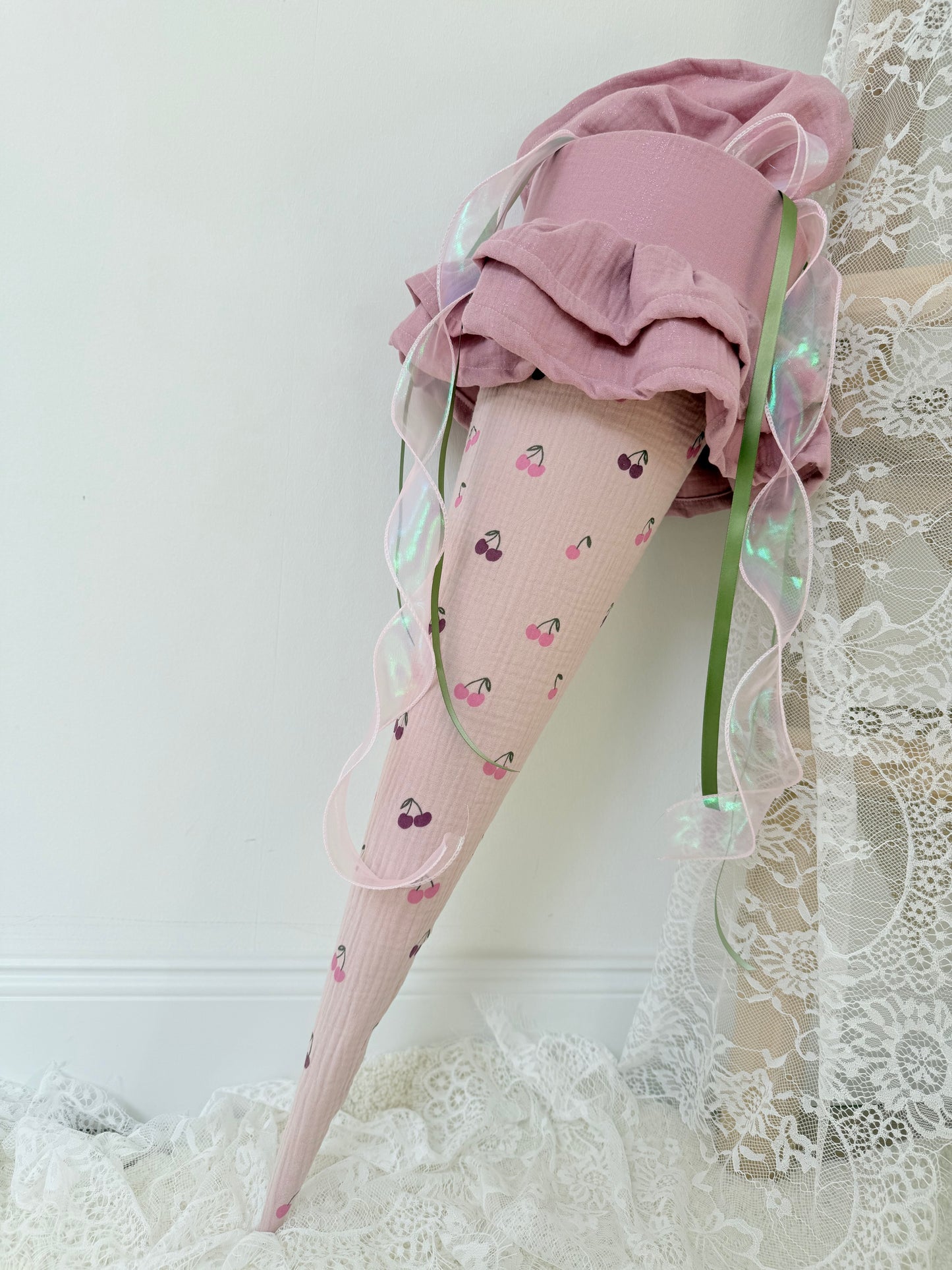 Musselin Schultüte Kirsche mit Rüsche für Mädchen 70cm, inklusive Rohling, optional mit Inlett Kissen | Schultüte aus Stoff