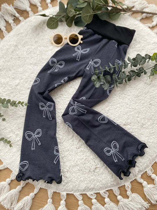Flared Leg | Schlaghose mit Rollsaum | Glitzer Schleifen | Skinny Fit