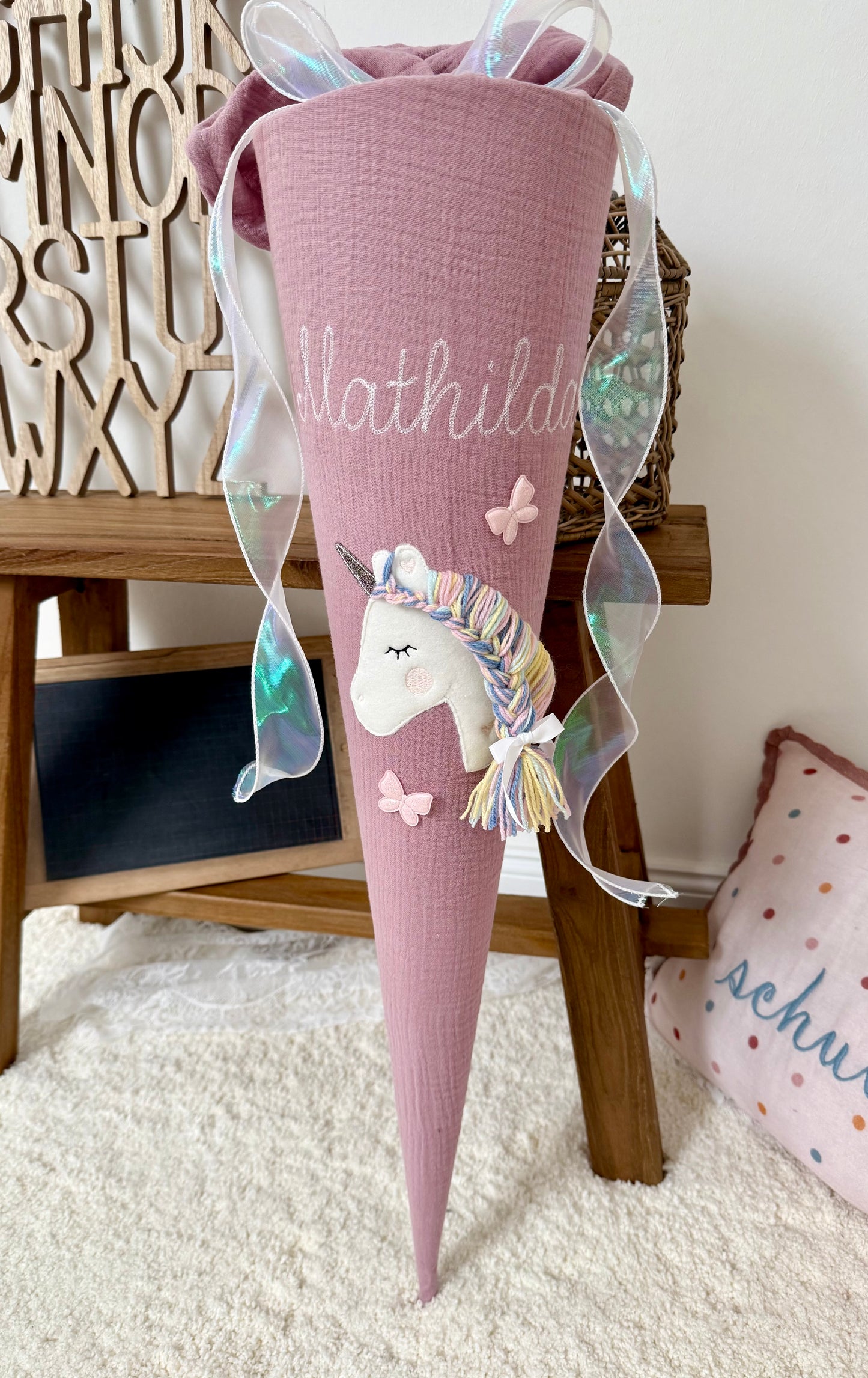 Musselin Schultüte 70 cm Altrosa | Einhorn mit Schmetterlingen, Pastellfarbene Regenbogenmähne - optinal mit Kisseninlett