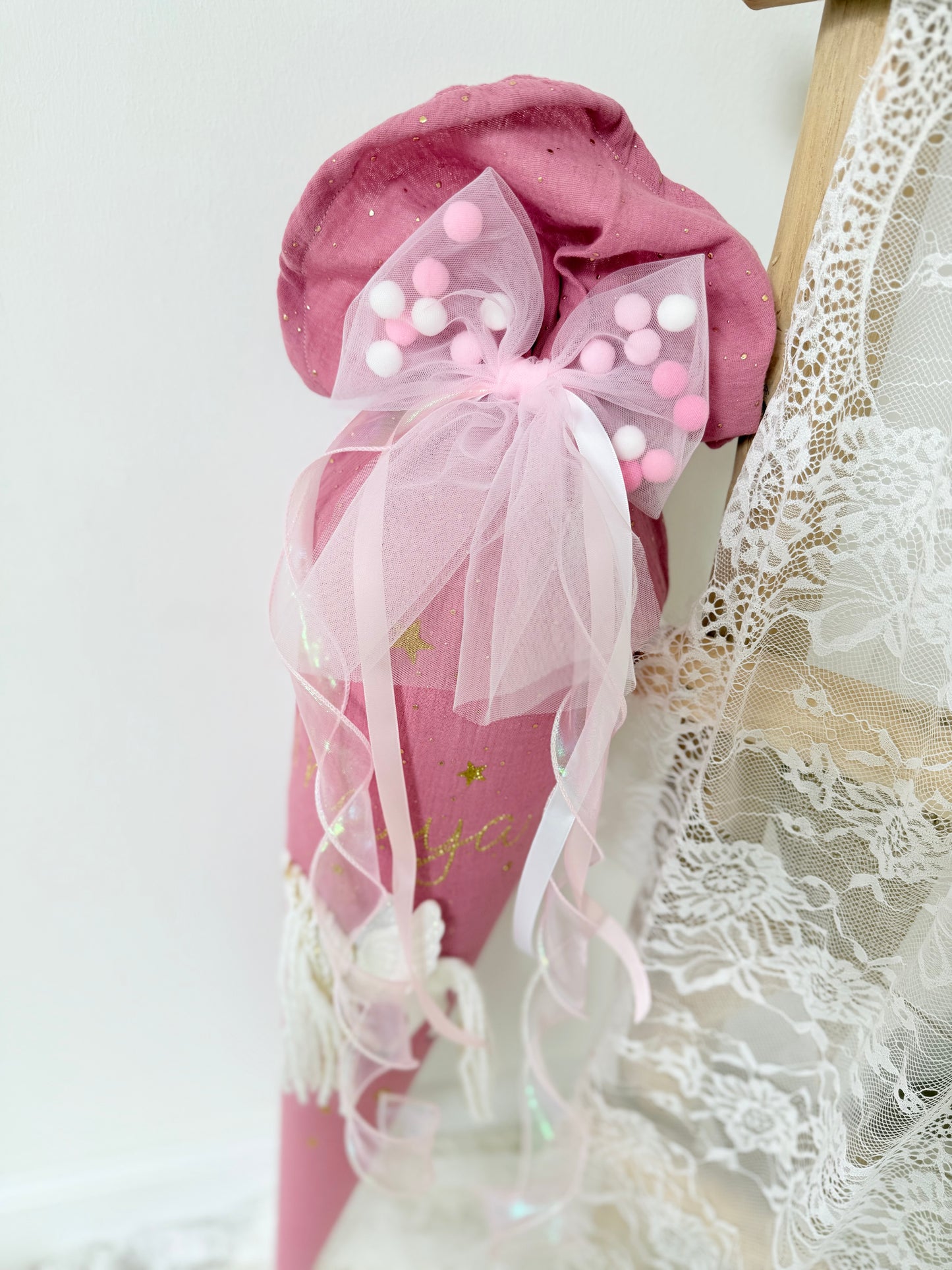 Pompon-Tüllschleife, Rosa mit Holoband, Schleife passend für Schultüten ab 70 cm, Kita- & Geschwistertüten ab 35 cm