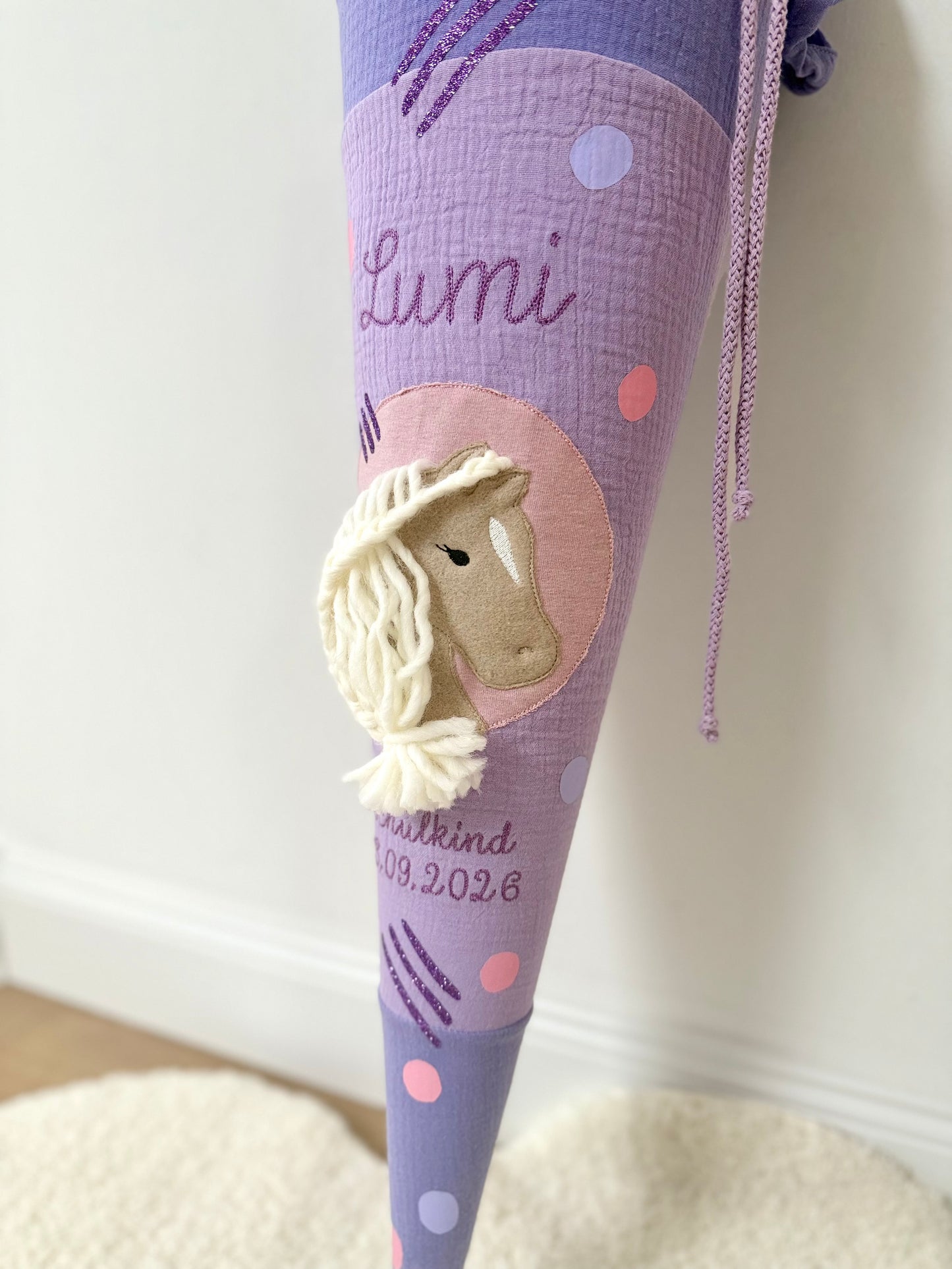 Lila Musselin Schultüte für Mädchen mit Pferd & Pompon Tüllschleife | Haflinger – personalisiert inkl. Rohling optional mit Inlett Kissen | Schultüte aus Stoff