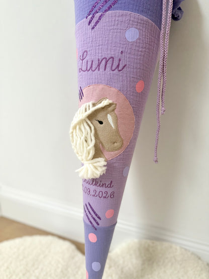 Lila Musselin Schultüte für Mädchen mit Pferd & Pompon Tüllschleife | Haflinger – personalisiert inkl. Rohling optional mit Inlett Kissen | Schultüte aus Stoff