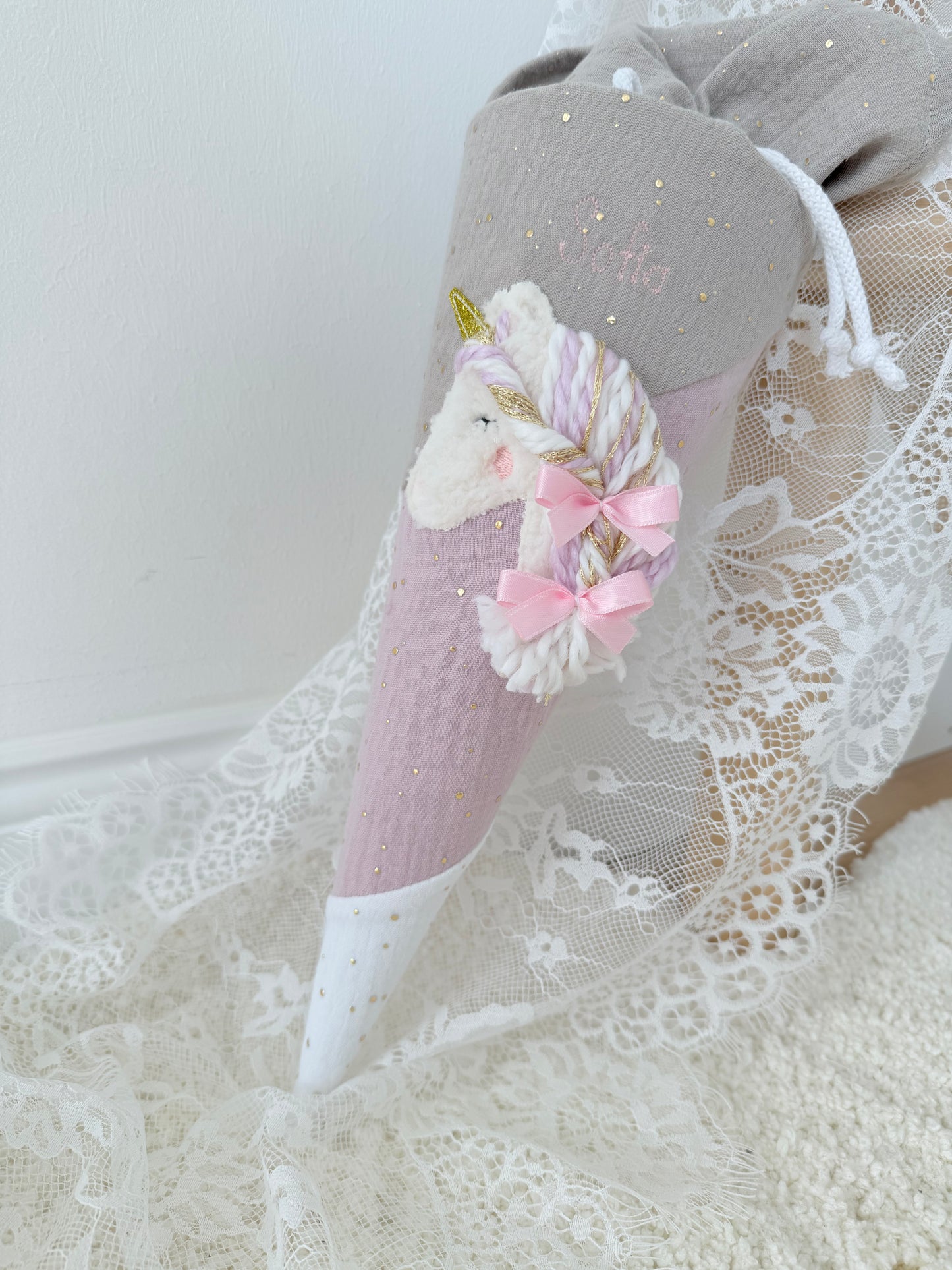 Musselin Kita- & Geschwistertüte 35 cm, Bonbon Design mit Wuschelkopf-Einhorn, goldenen Punkten, optional mit Inlettkissen