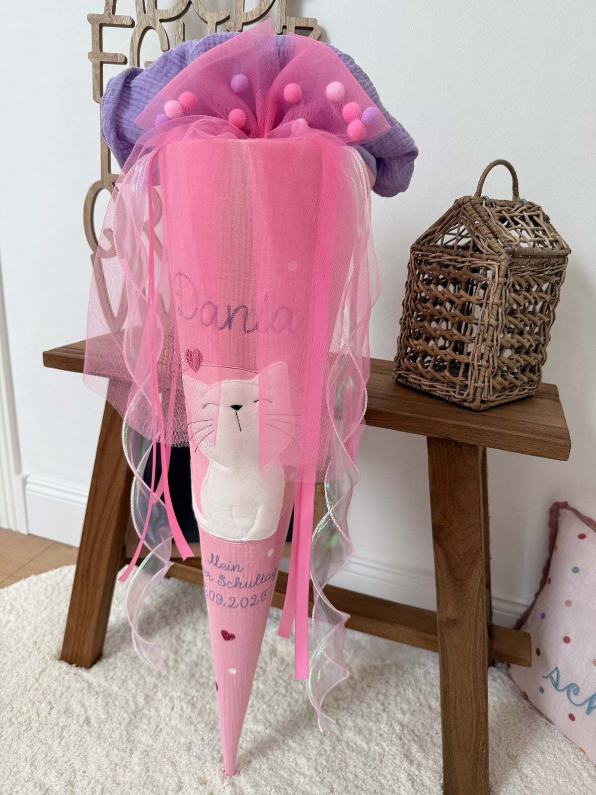 Musselin Schultüte 70 cm Rosa, Lila, Weiße Katze zur Einschulung für Mädchen, optional mit Pompon-Tüllschleife und Kissen