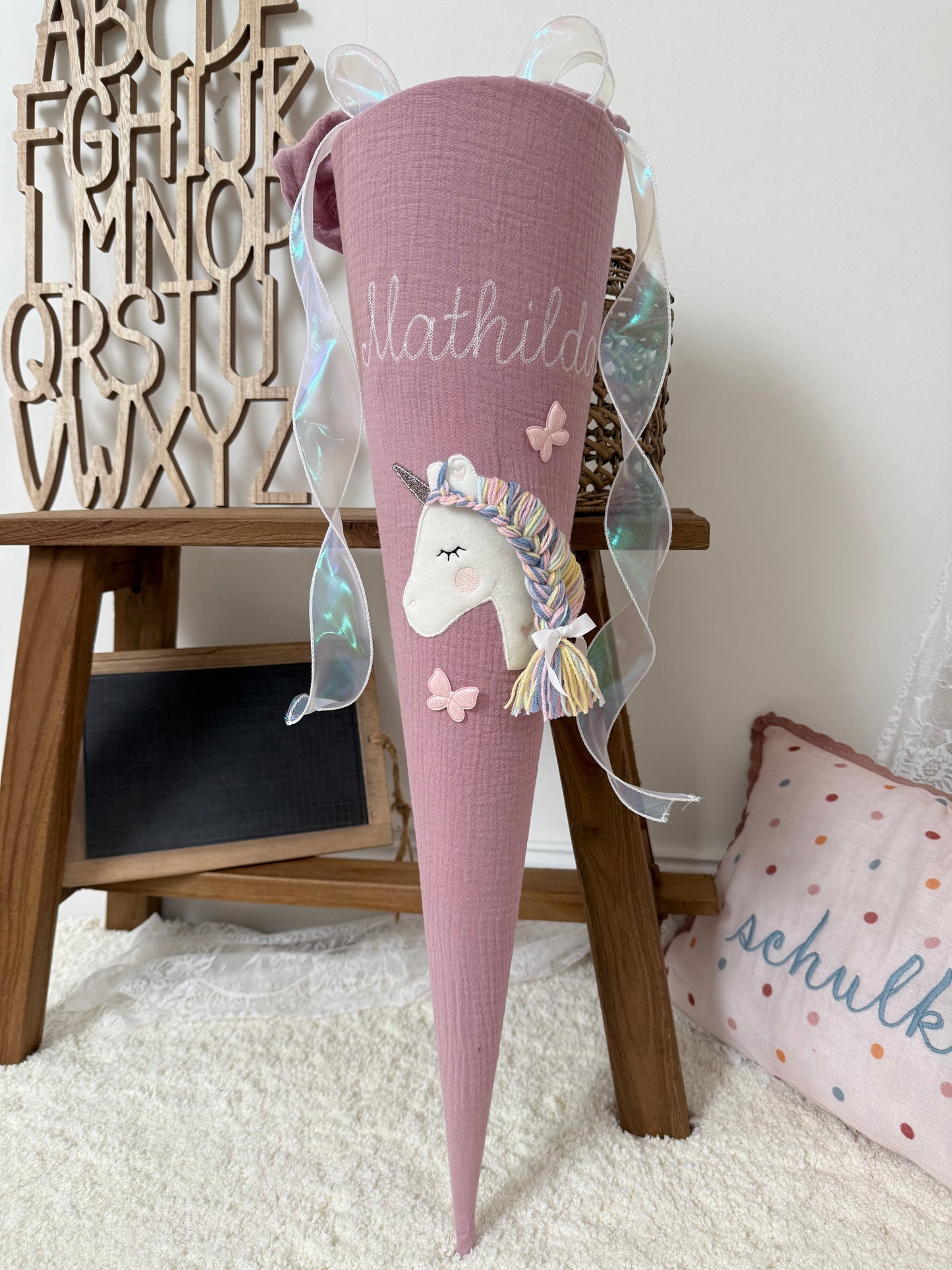 Musselin Schultüte 70 cm Altrosa | Einhorn mit Schmetterlingen, Pastellfarbene Regenbogenmähne - optinal mit Kisseninlett