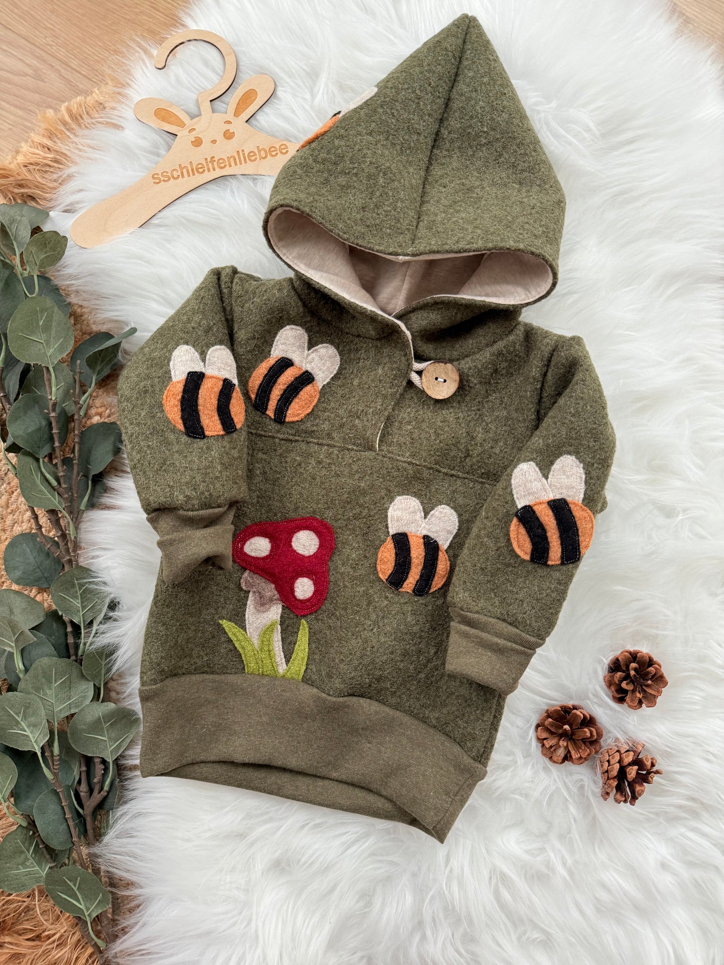 Windbreaker Geschichtenerzähler "Die Bienen und der Fliegenpilz" | Wollwalk | 100% Schurwolle