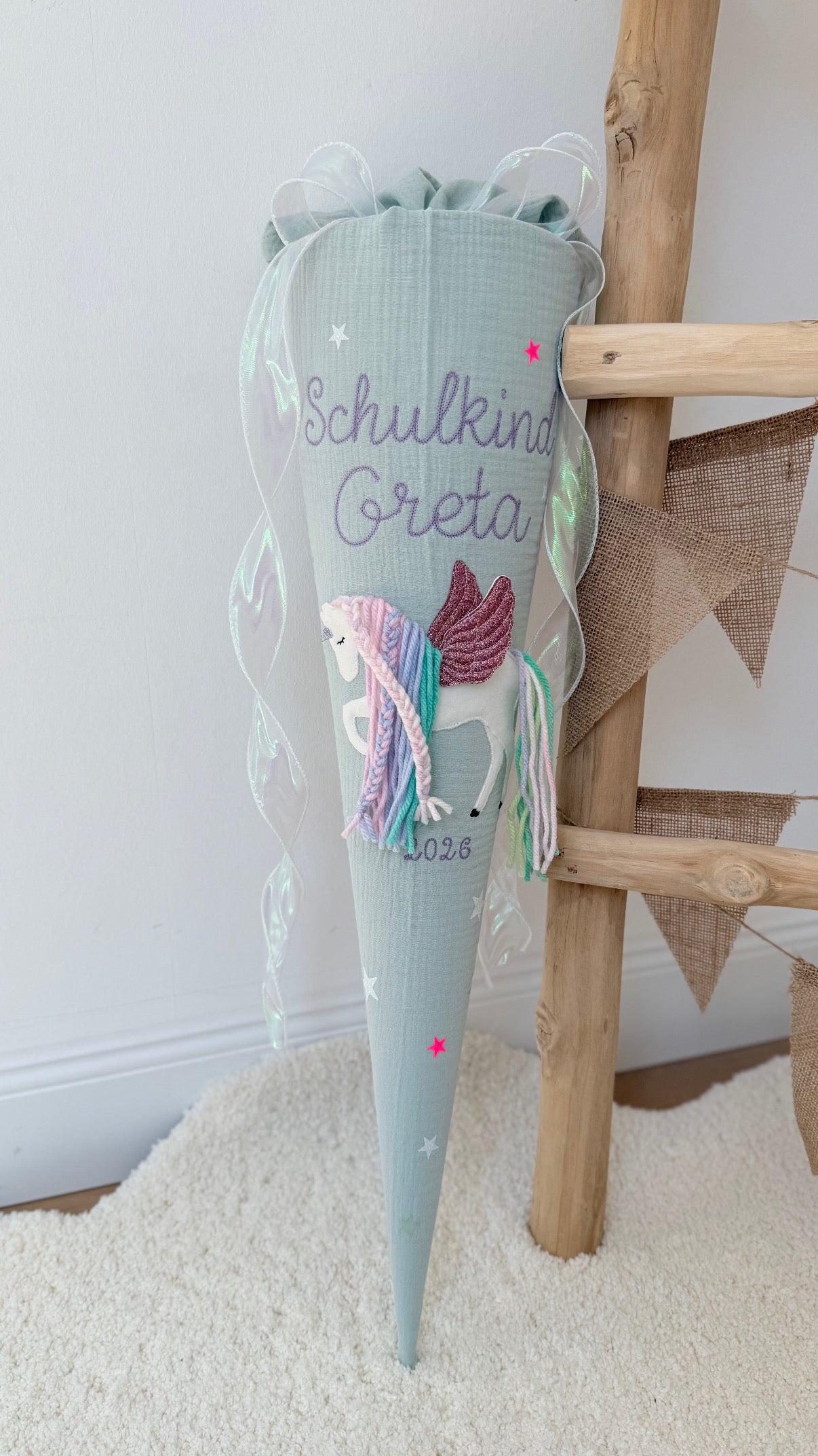Musselin Schultüte 70 cm Großschrift „Schulkind“ Personalisiert | Einhorn mit Flügeln | Pegasus | Regenbogenmähne | Holographisches Schleifenband | Kisseninlett