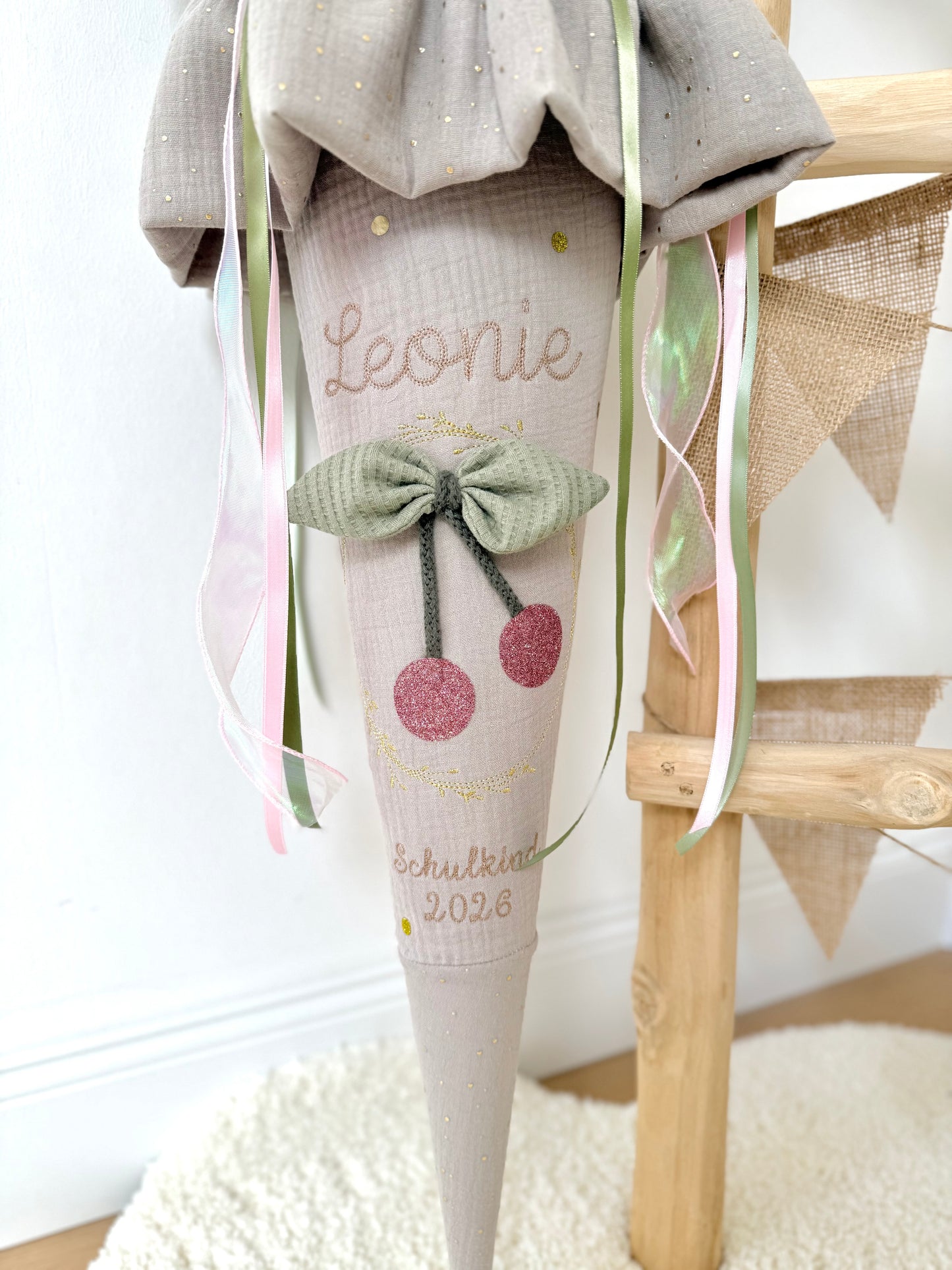 Individuelle Musselin Schultüte für Mädchen 70 cm mit Kirsche, Einschulung mit Kisseninlett