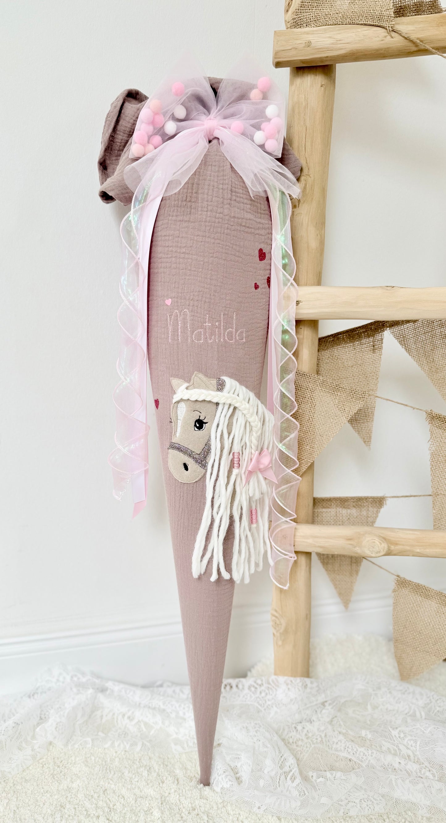 Musselin Schultüte 70 cm für Mädchen mit Pferd | Haflinger – personalisiert inkl. Rohling optional mit Inlett Kissen, Pompon-Tüllschleife | Schultüte aus Stoff