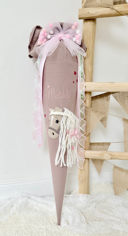 Musselin Schultüte 70 cm für Mädchen mit Pferd | Haflinger – personalisiert inkl. Rohling optional mit Inlett Kissen, Pompon-Tüllschleife | Schultüte aus Stoff