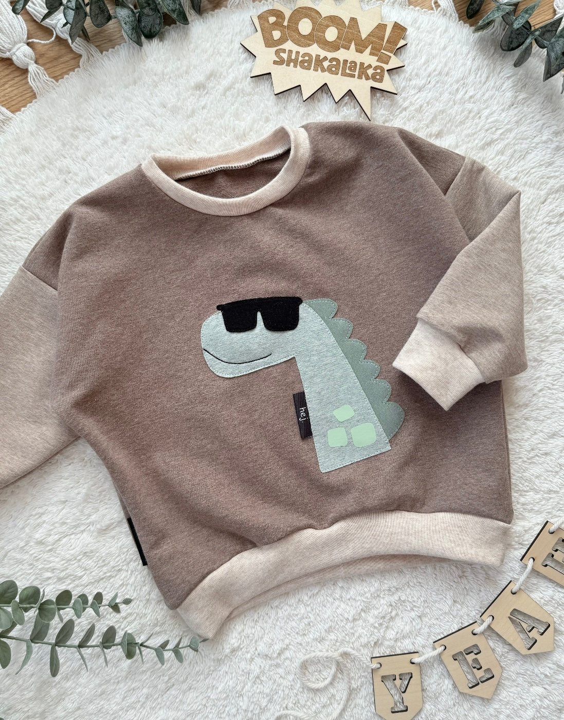 Oversized Kinder Sweater aus Sommersweat mit Dino Applikationen, Pullover für Jungen