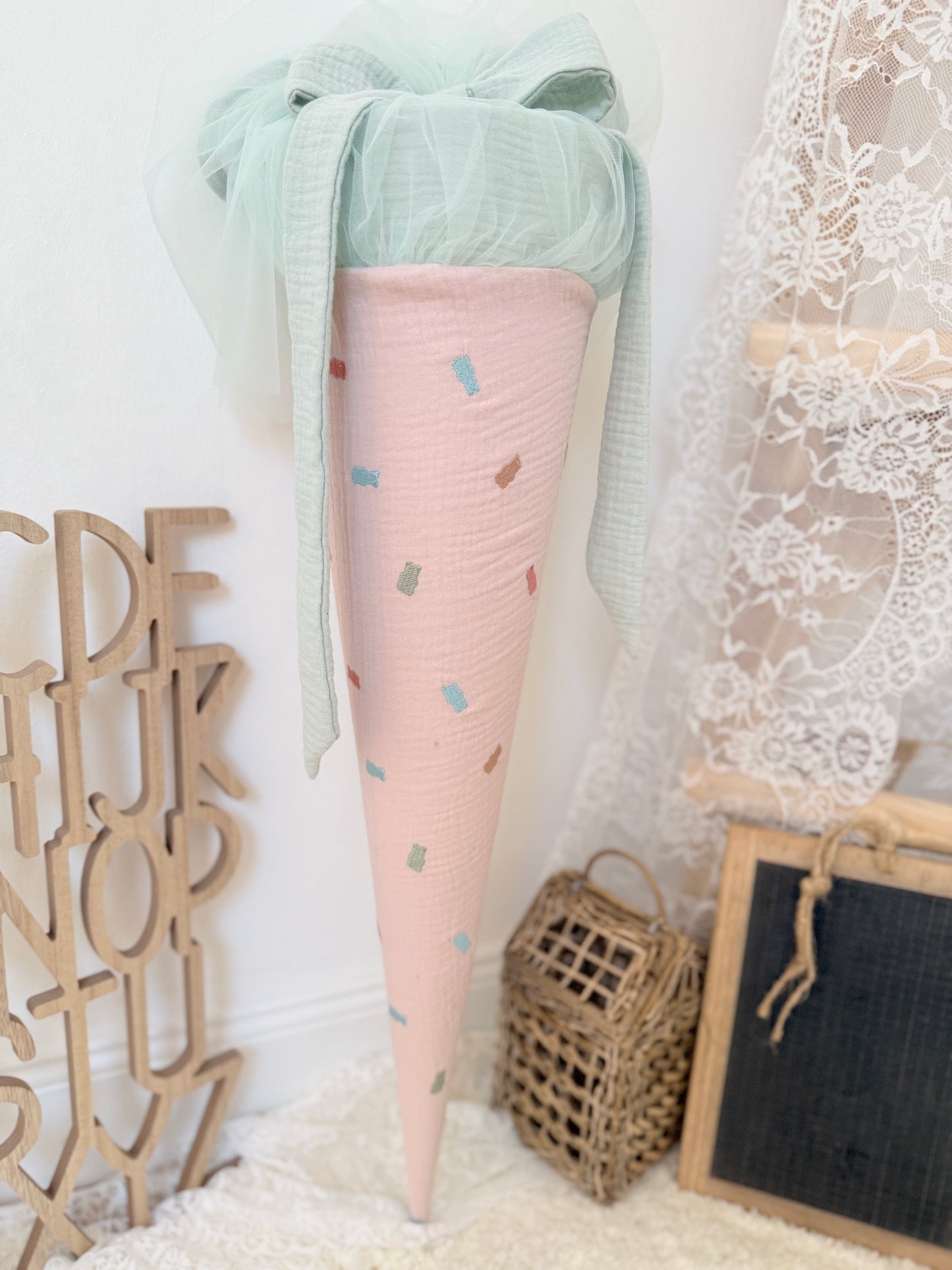 Musselin Schultüte Zucker-Bären mit Rüsche für Mädchen 70cm, inklusive Rohling, optional mit Inlett Kissen | Schultüte aus Stoff