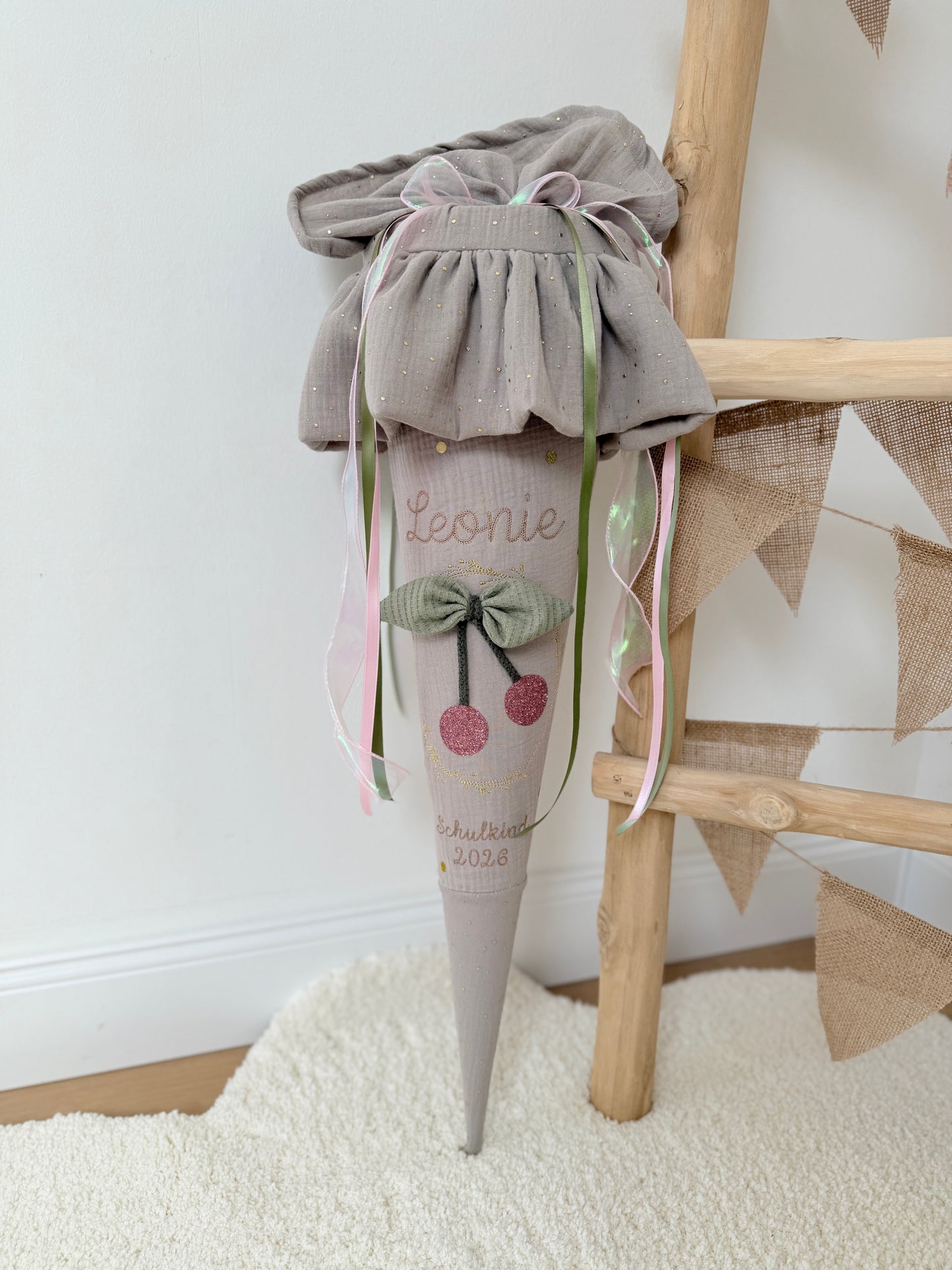 Individuelle Musselin Schultüte für Mädchen 70 cm mit Kirsche, Einschulung mit Kisseninlett