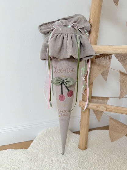 Individuelle Musselin Schultüte für Mädchen 70 cm mit Kirsche, Einschulung mit Kisseninlett